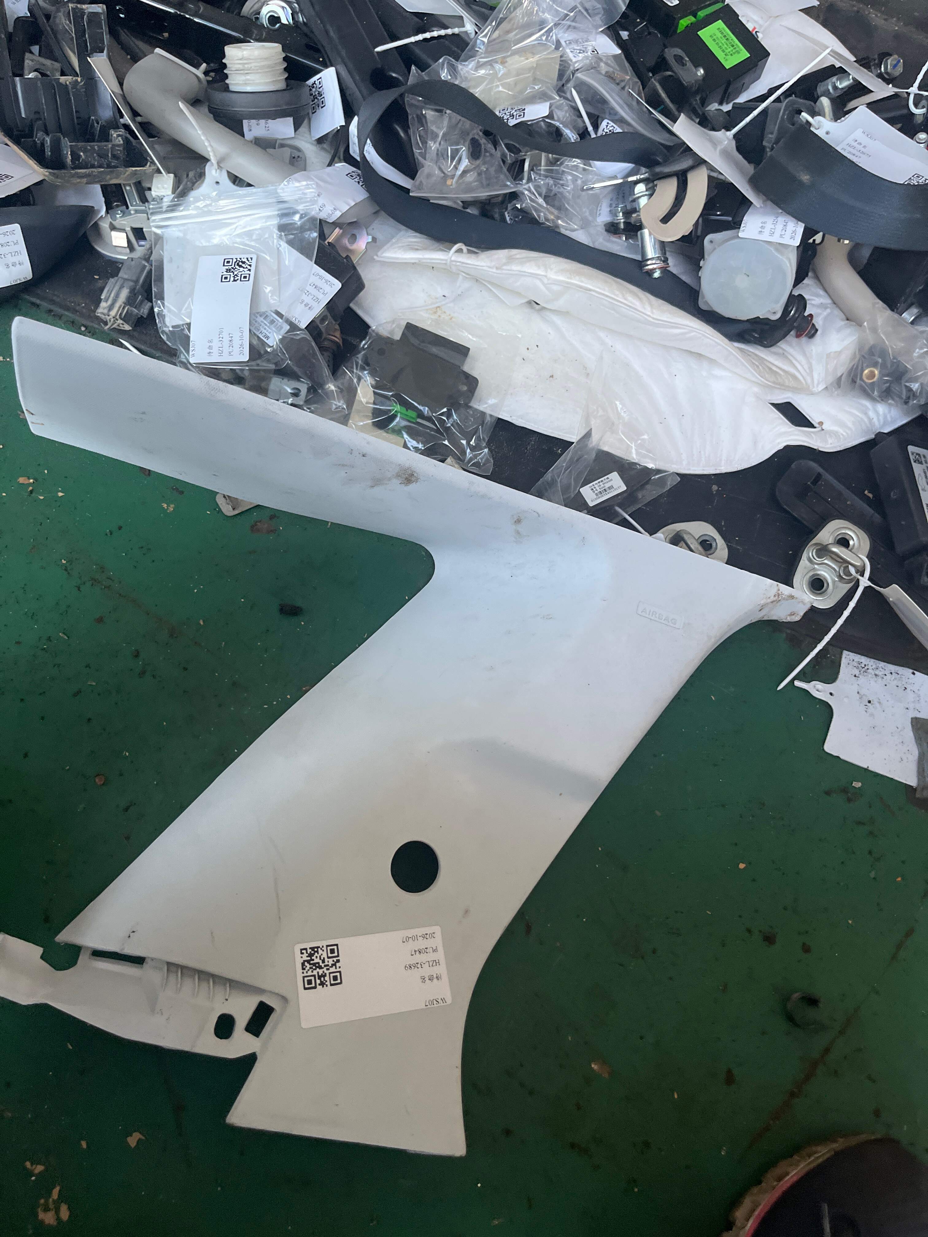 YL005394PR Rear Quarter Panel Trim, Left