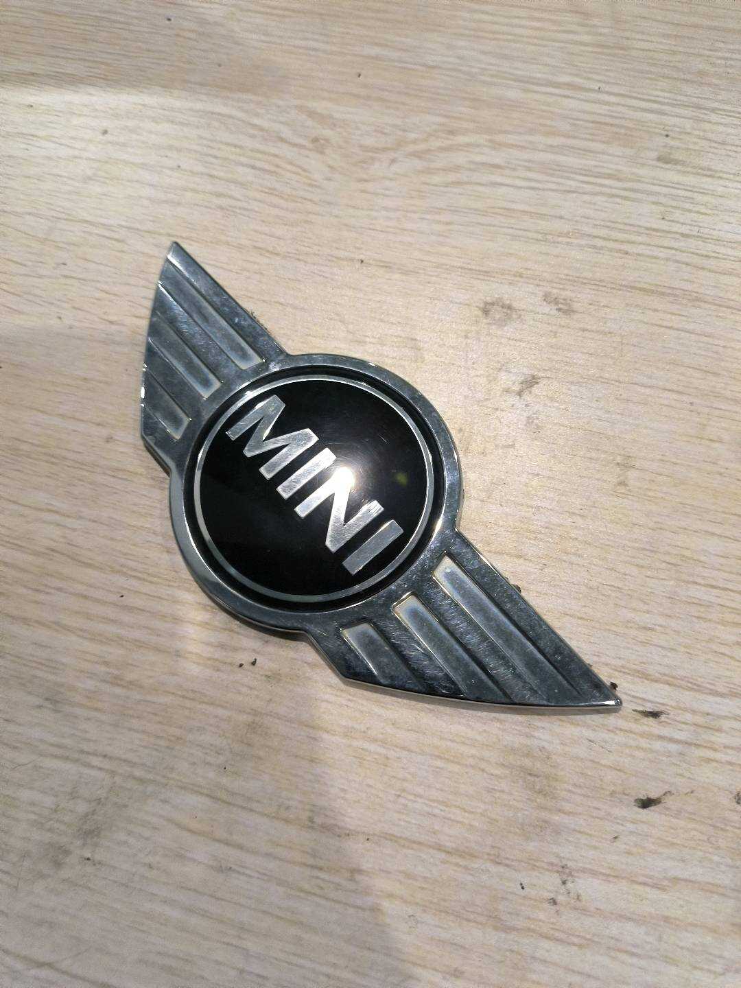 51149811725 Grille Emblem