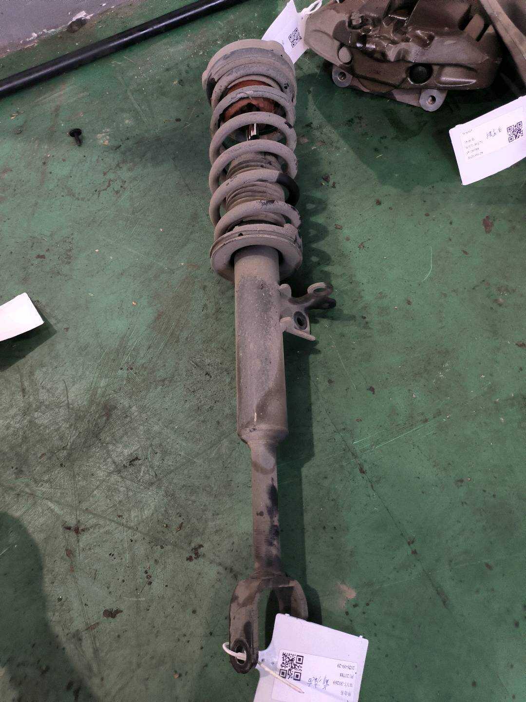 31316860748 前减震器芯（右）