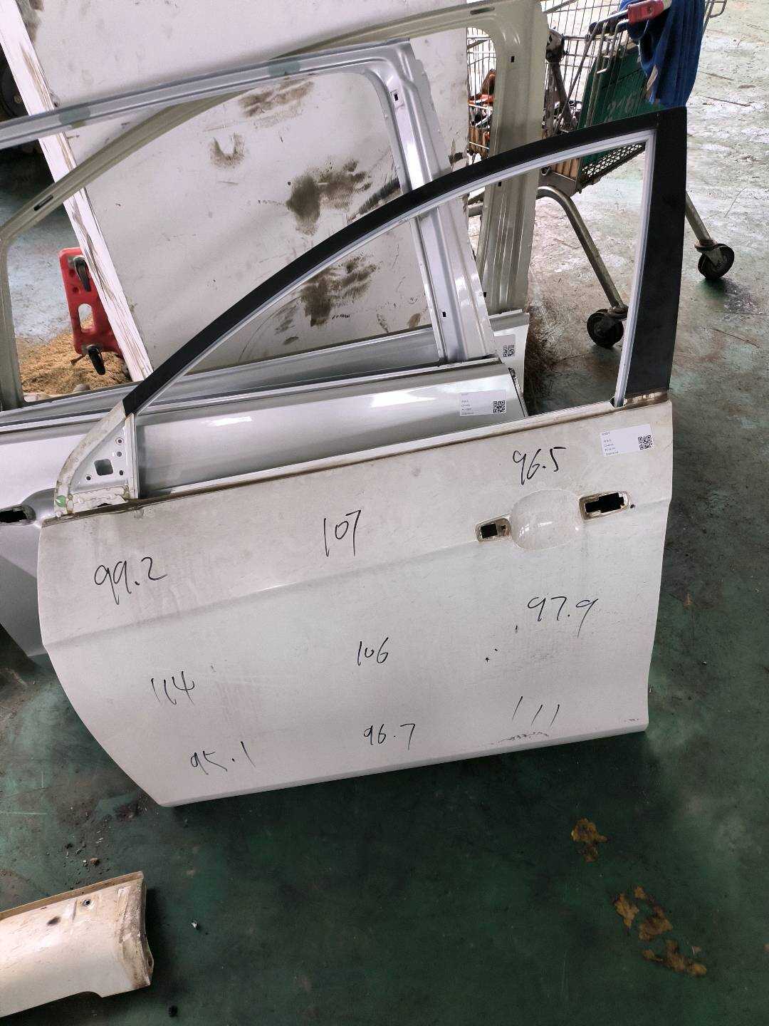 101204133801C15 左前车门本体总成