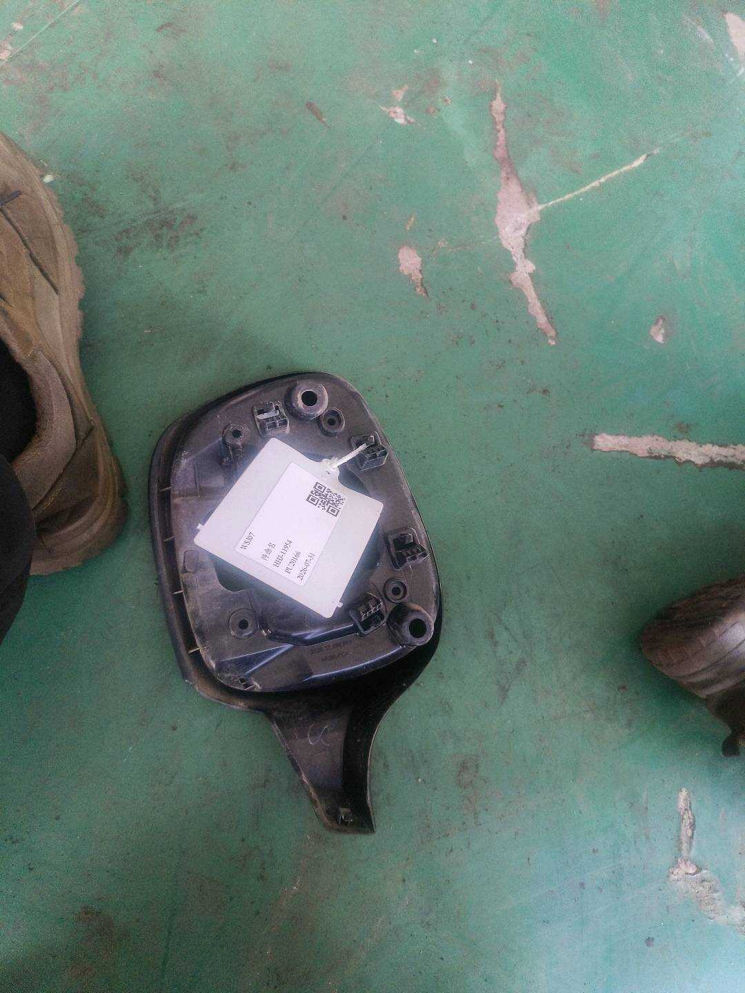 51167284806 倒车镜框（右）
