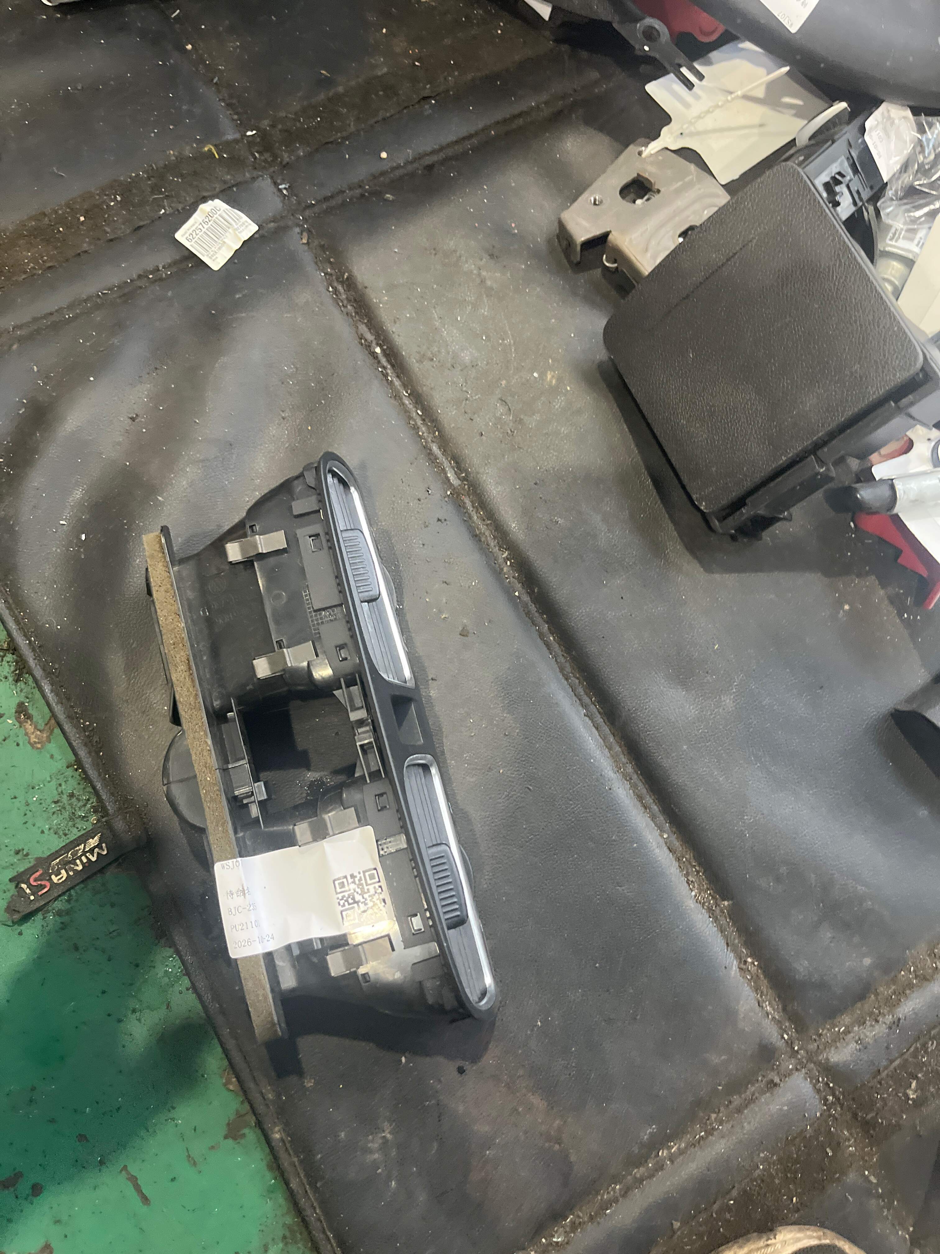 5K0819728N Dashboard Center Vent