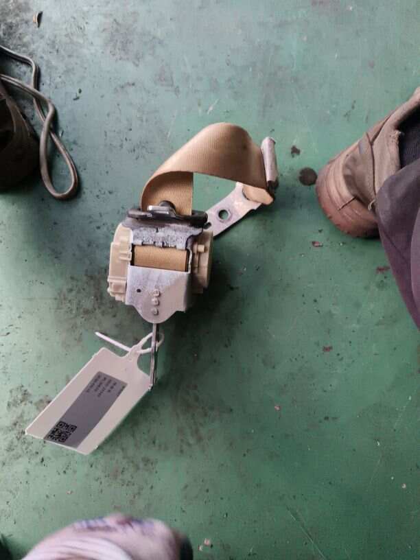 72119132813 后座椅侧安全带(右)