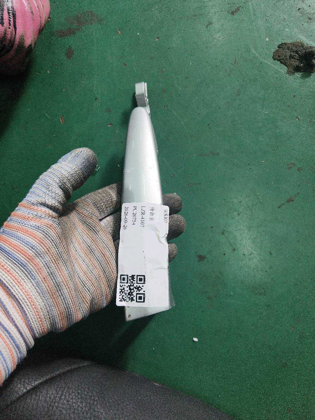 51217060652 后门外拉手(右)
