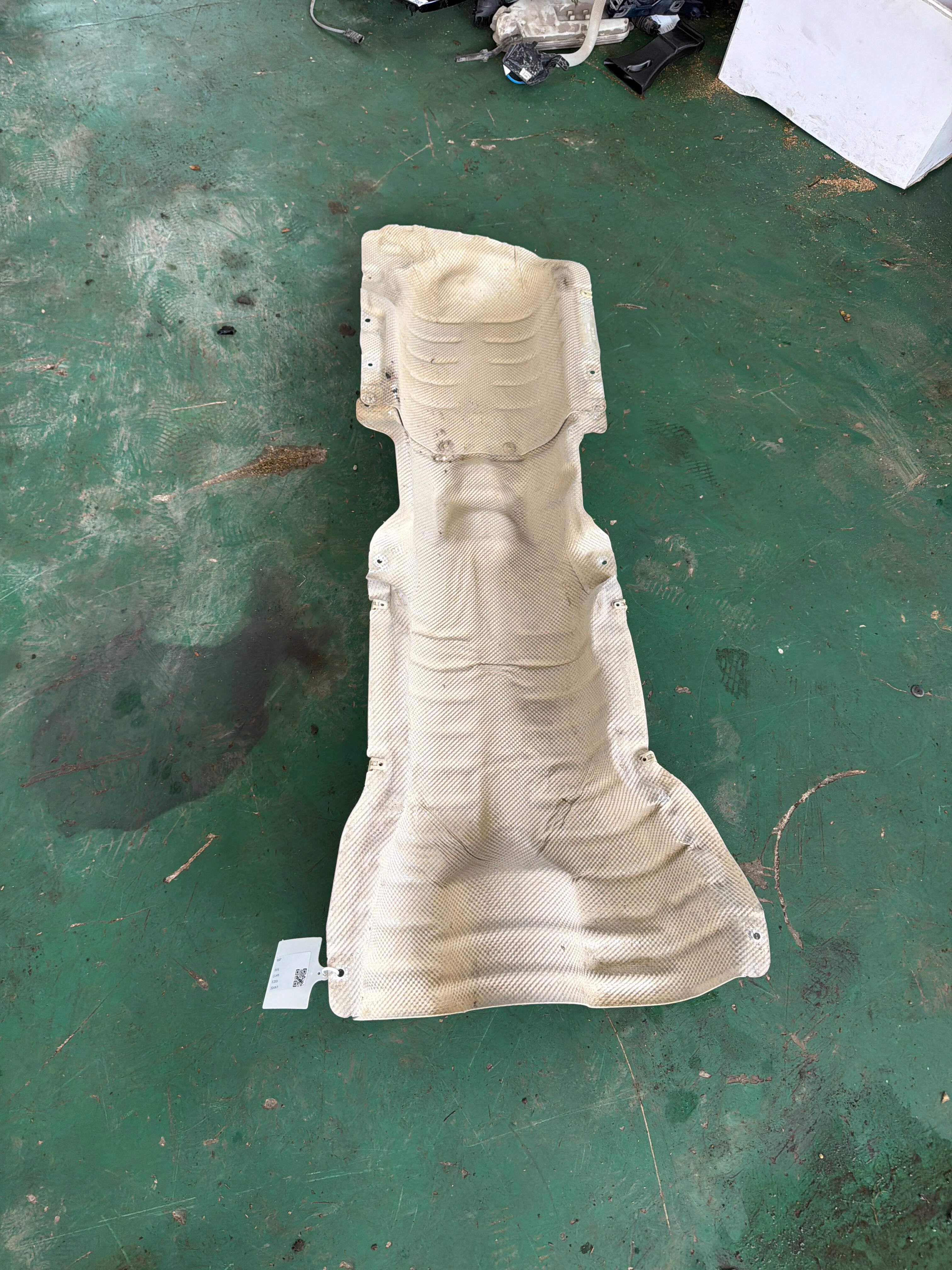 51487394748 排气管隔热罩(中)