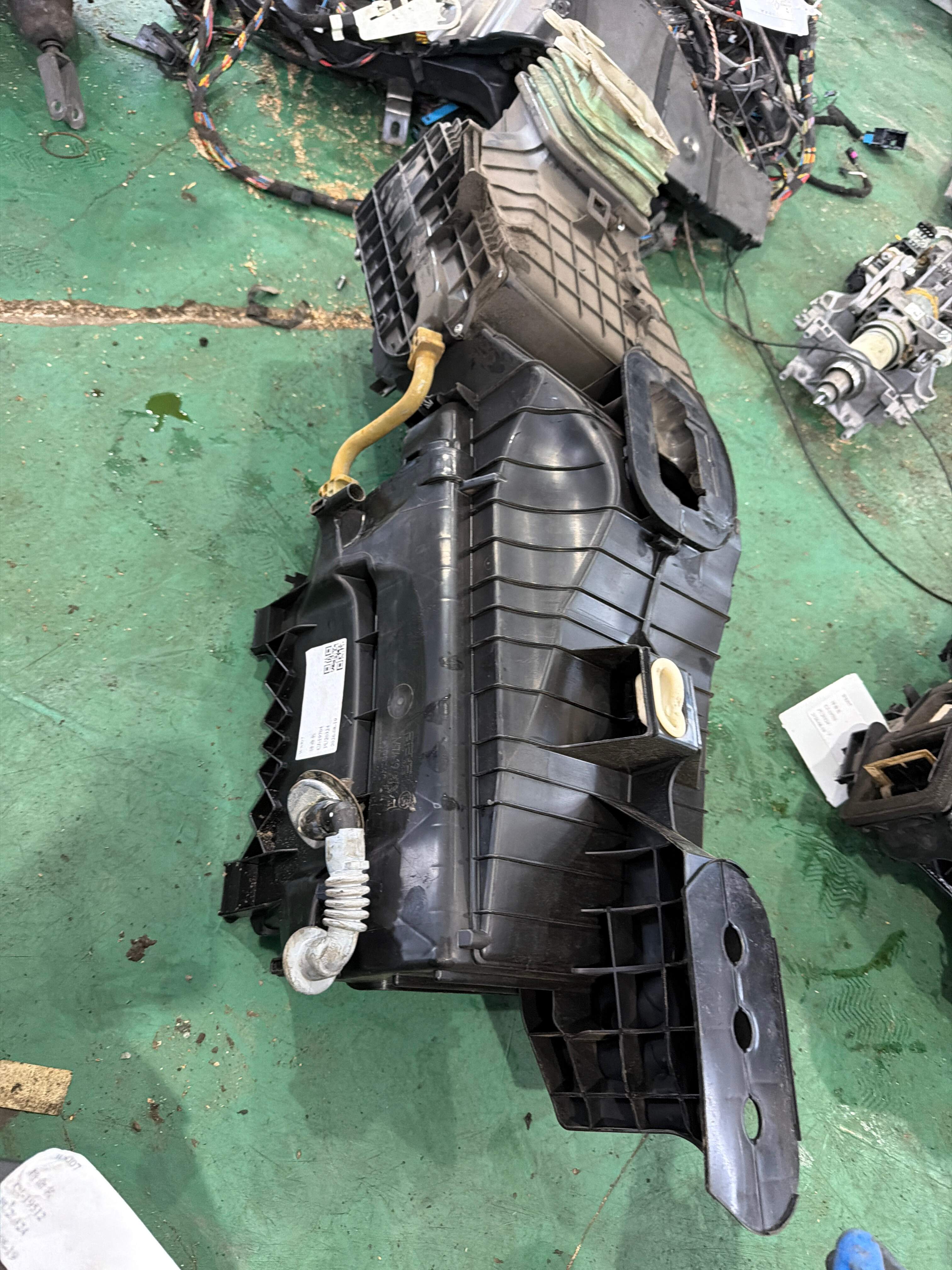 64119290823 Evaporator Assembly