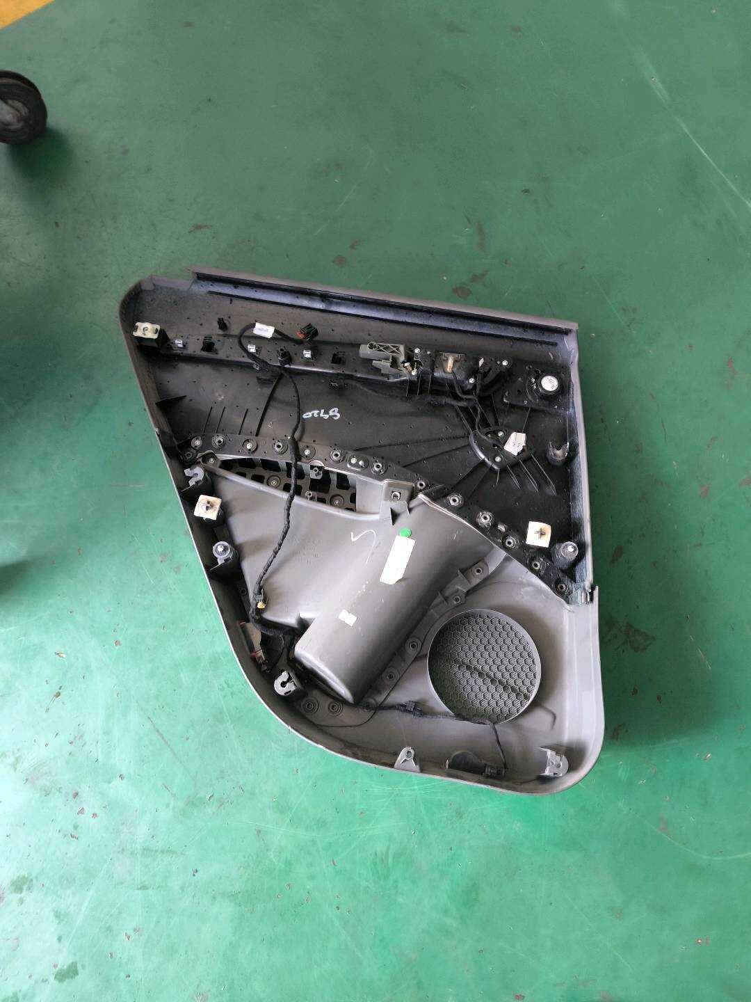L8R08673041CR 后门内饰板(右)