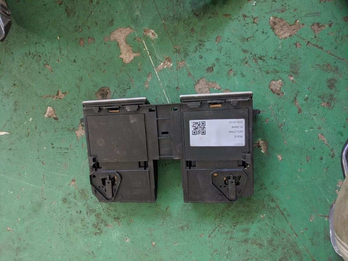 3C0858407M 杂物箱