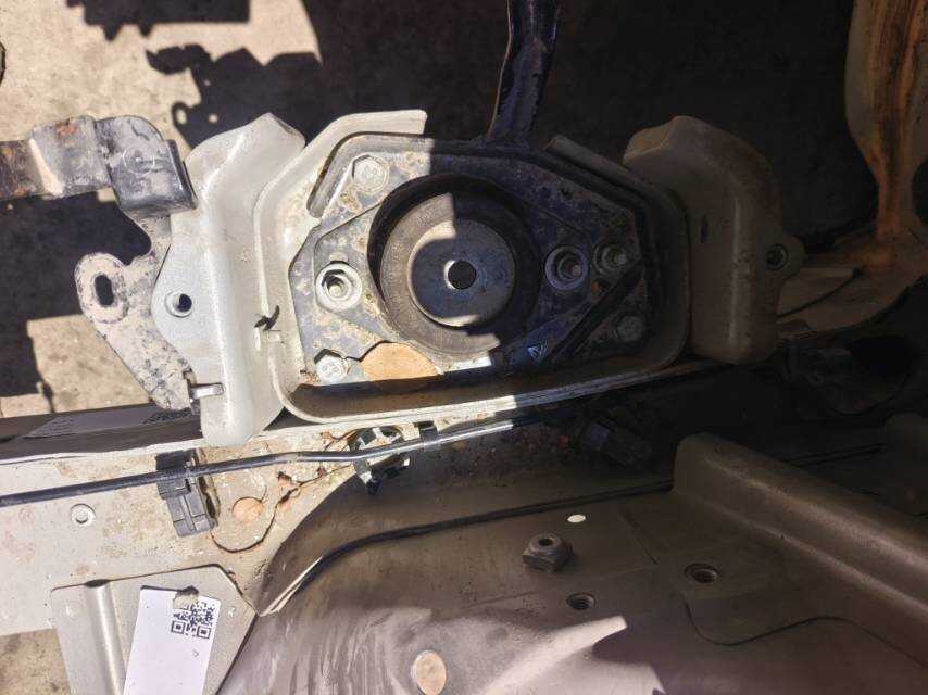 1813L0 Engine Mount (Upper Left)