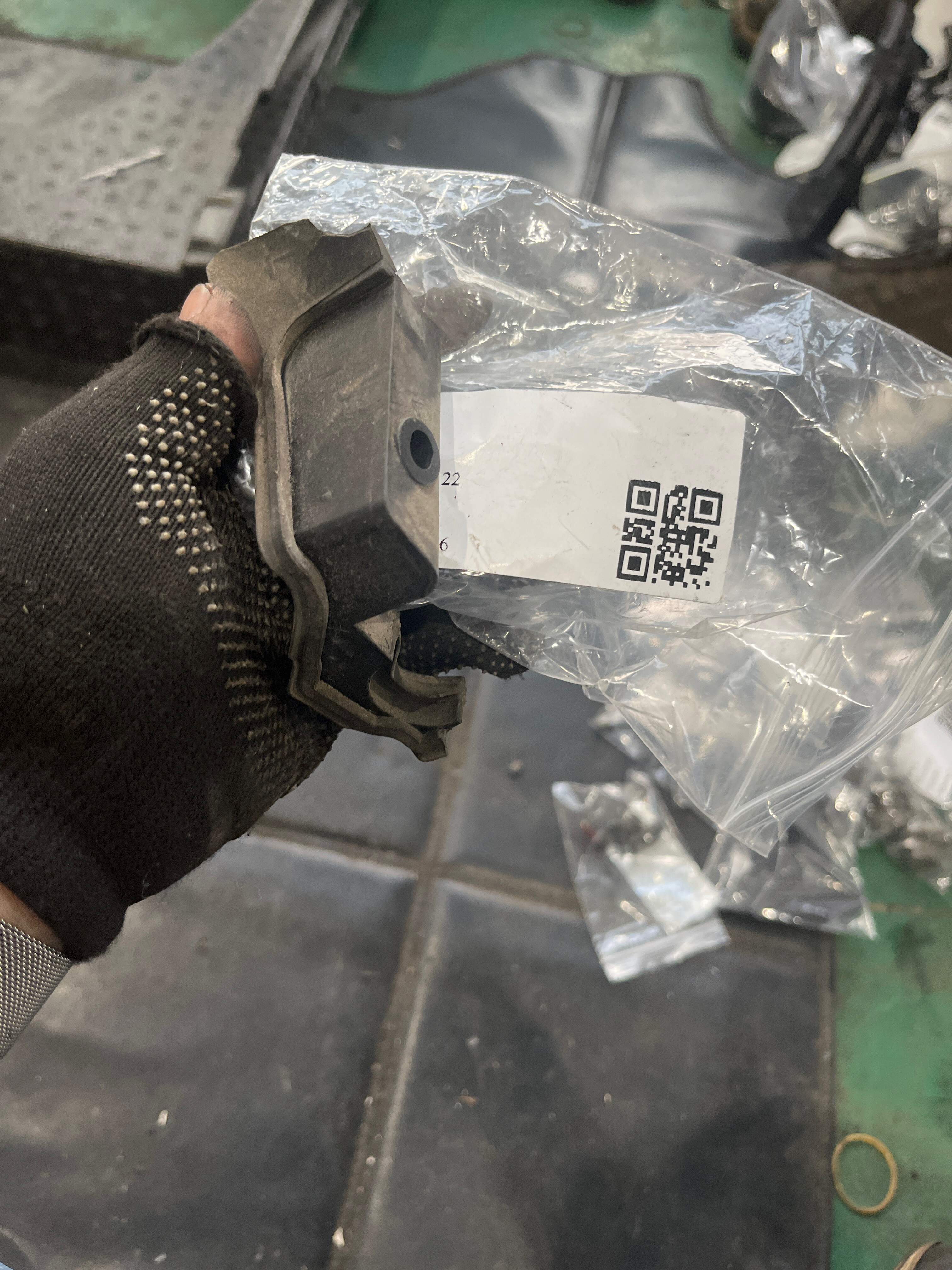 51767124759 密封件 车前盖下部件 左侧