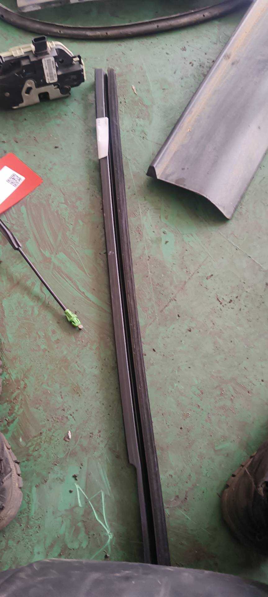 7T4Z7821456A 前门玻璃压条(右内)