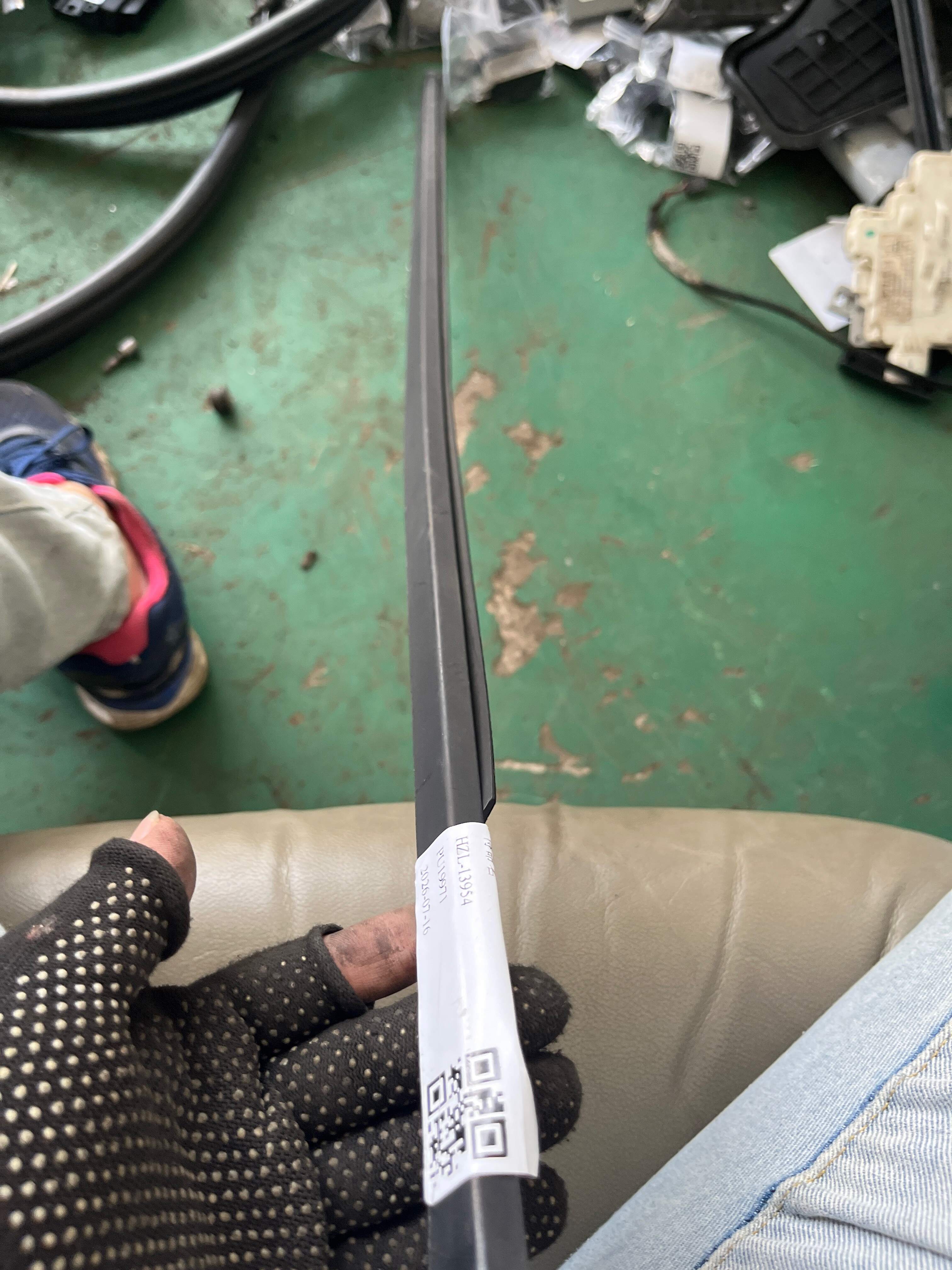 LR001688 Front Door Window Molding (Left Outer)