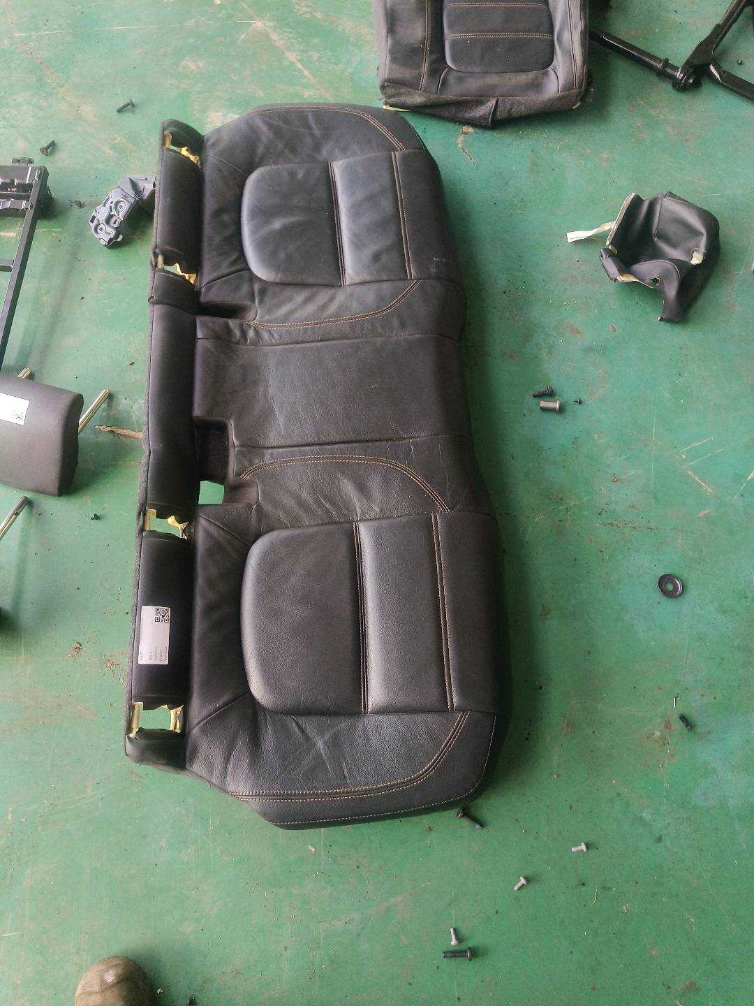 T4A3037YLN 后座椅底座面罩