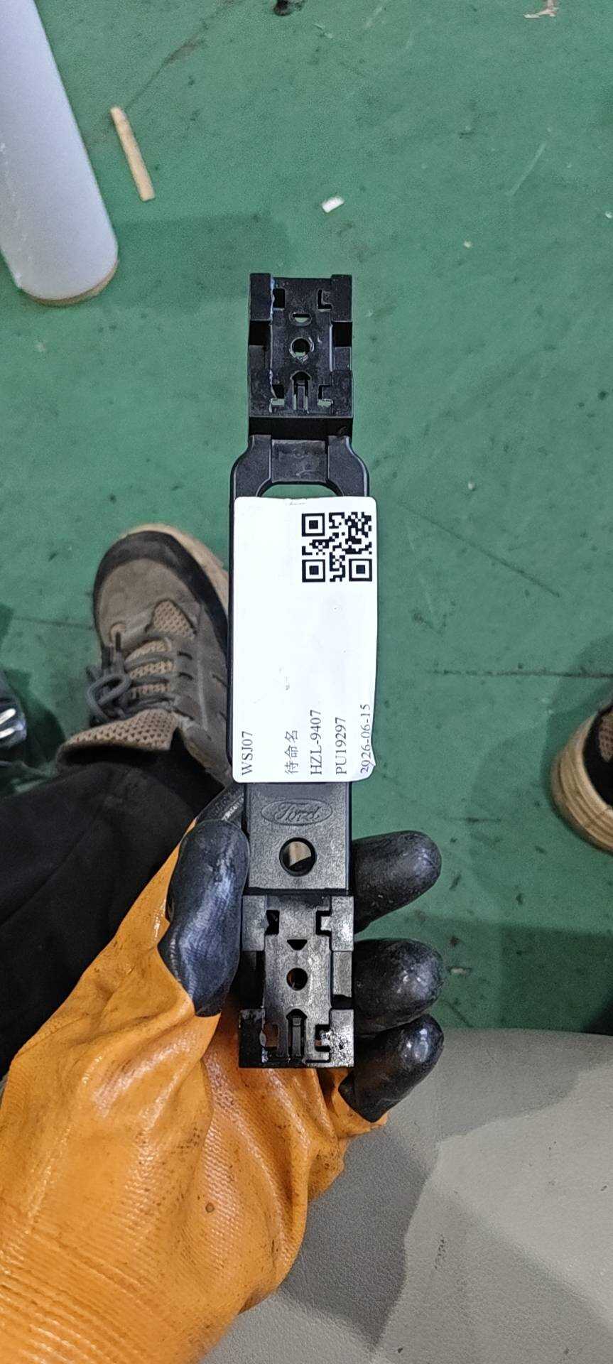 DS73F045M76AA 车顶扶手支架（右前）