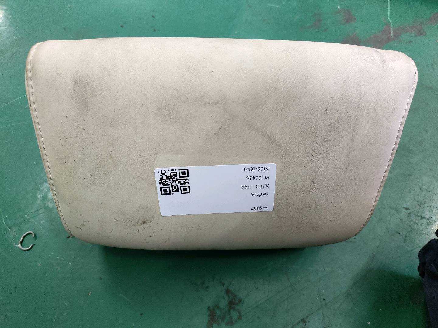 7196048370A1 后座椅头枕（中）