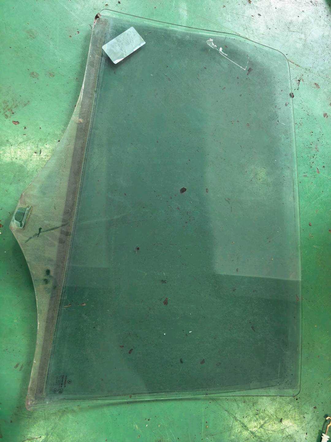 A1697350100 后门玻璃（左）