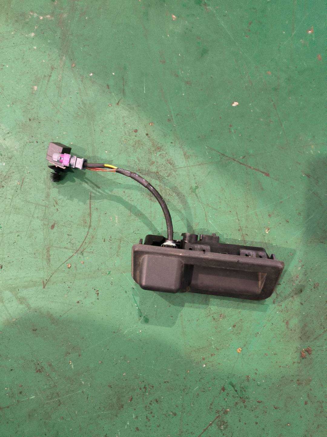 L5CG827566 尾盖开启开关