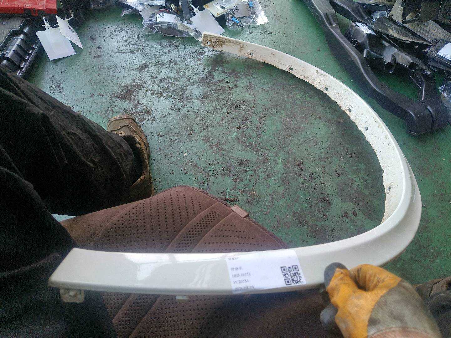 51777294374 前轮轮眉(右)