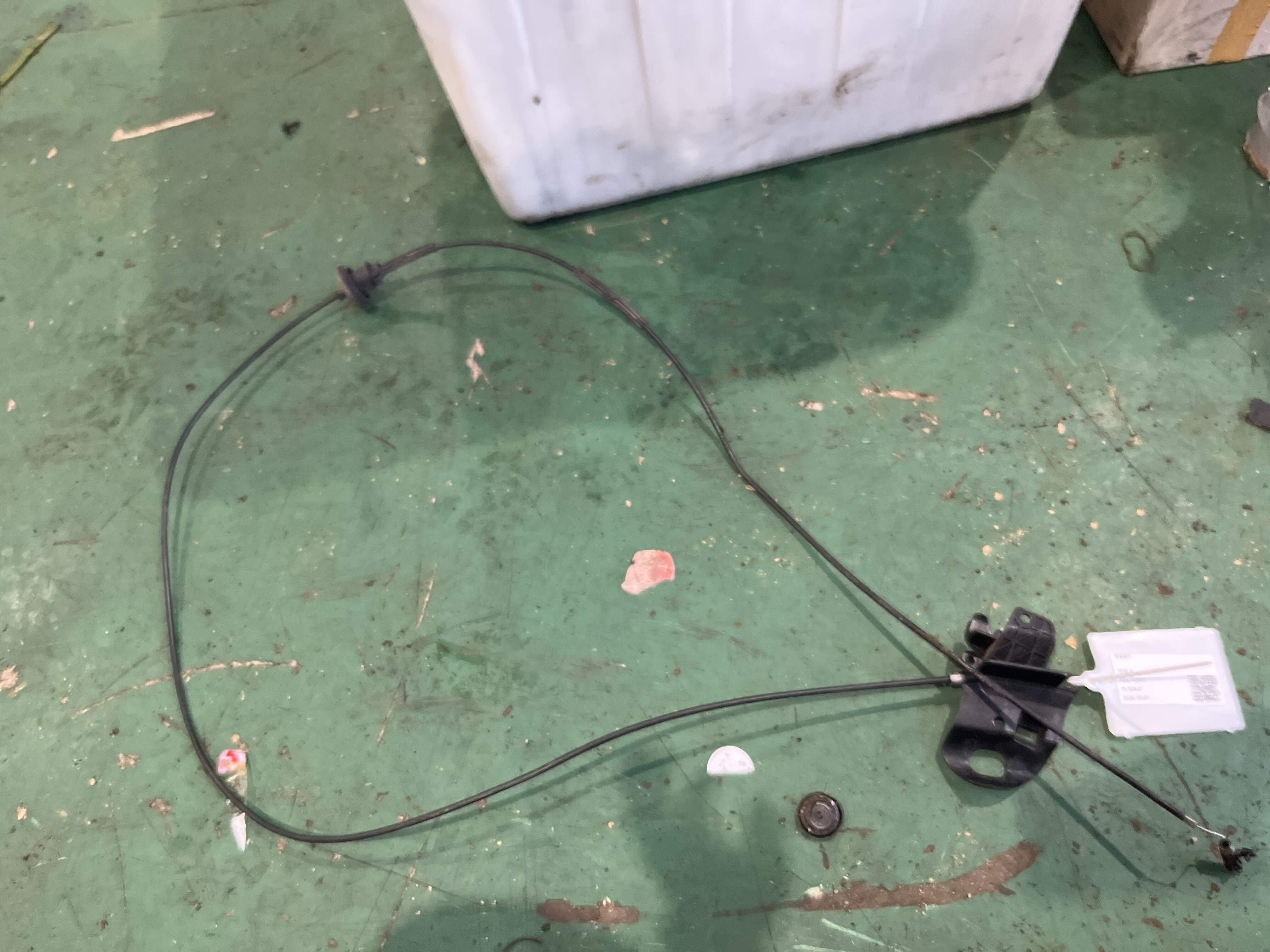 YL00350880 前机盖拉线