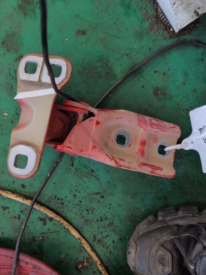41007317770 尾盖铰链（右）