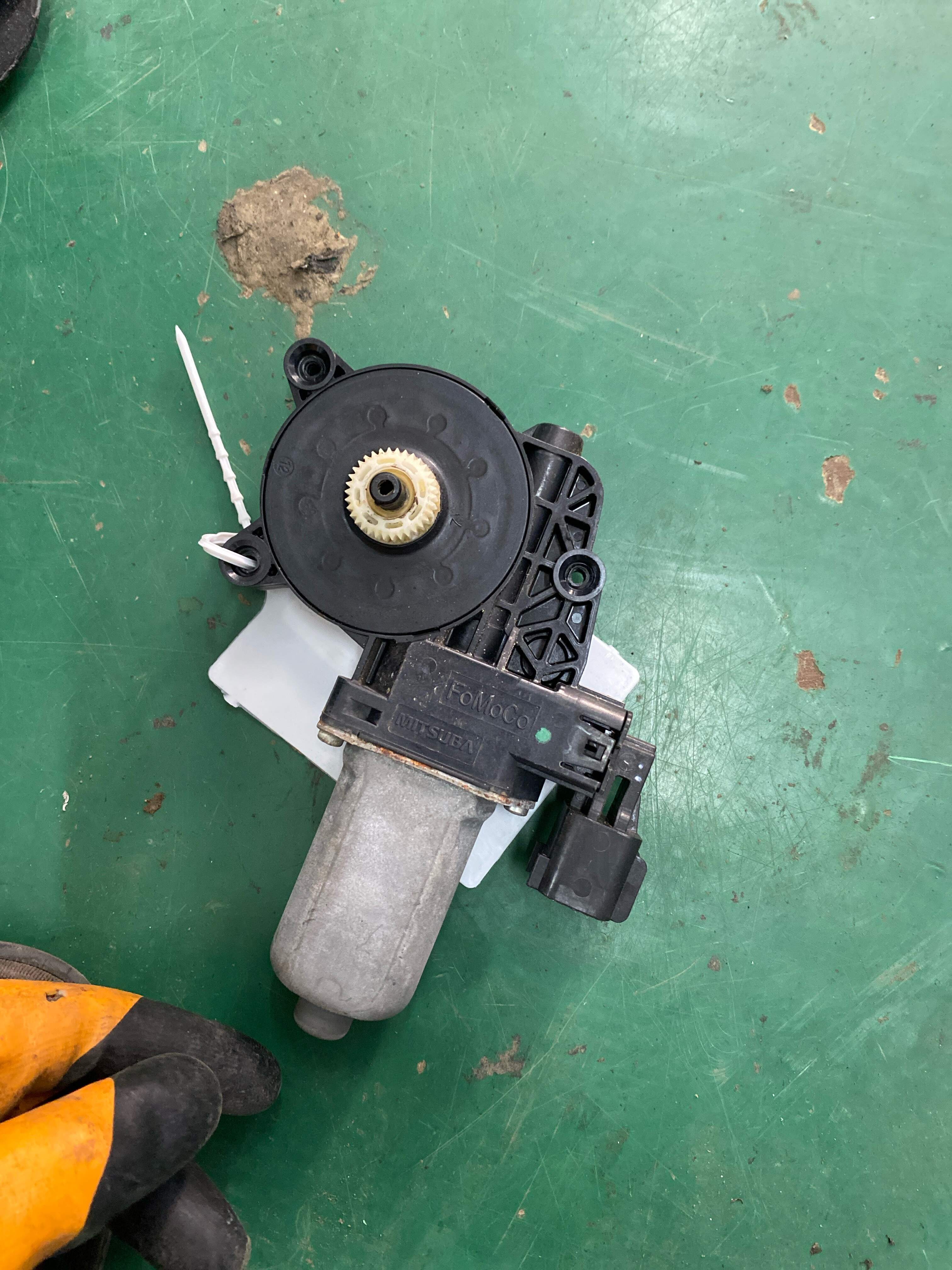 LR031660 Front Door Window Motor, Right