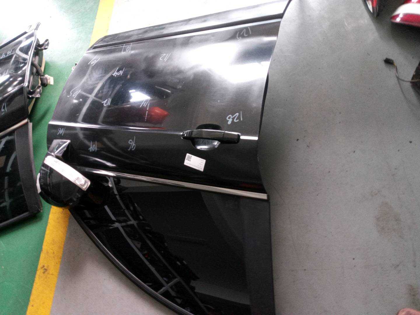 42352068 前门壳（右）