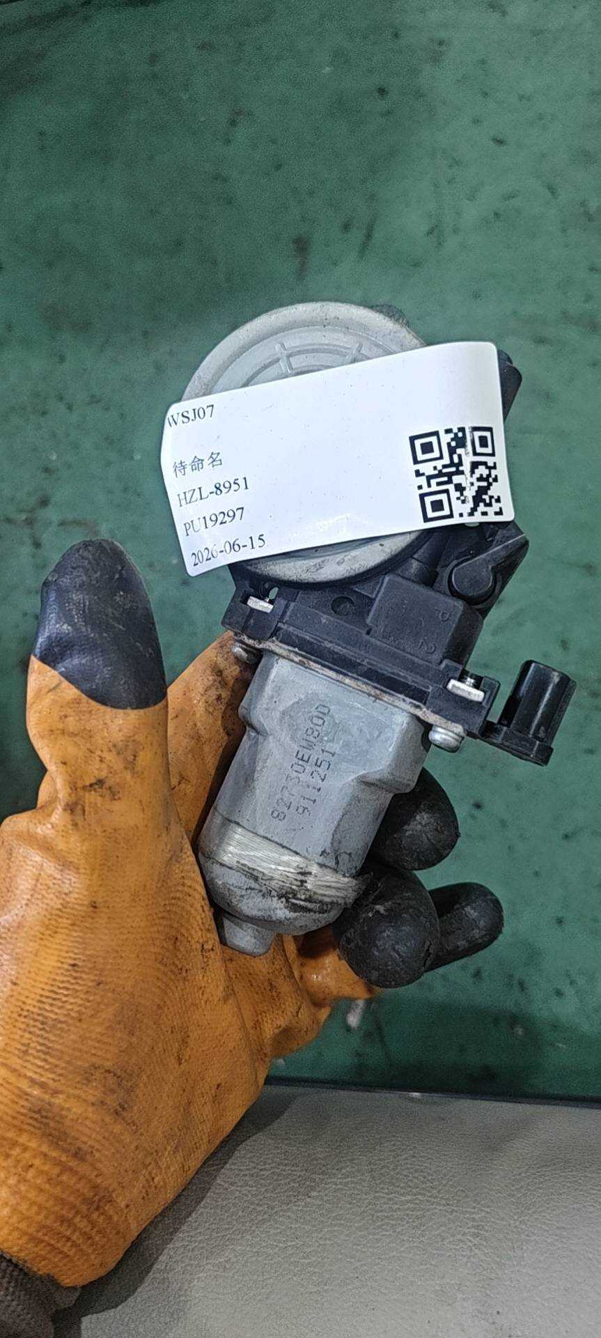 82730EW800 后门玻璃升降电机(右)