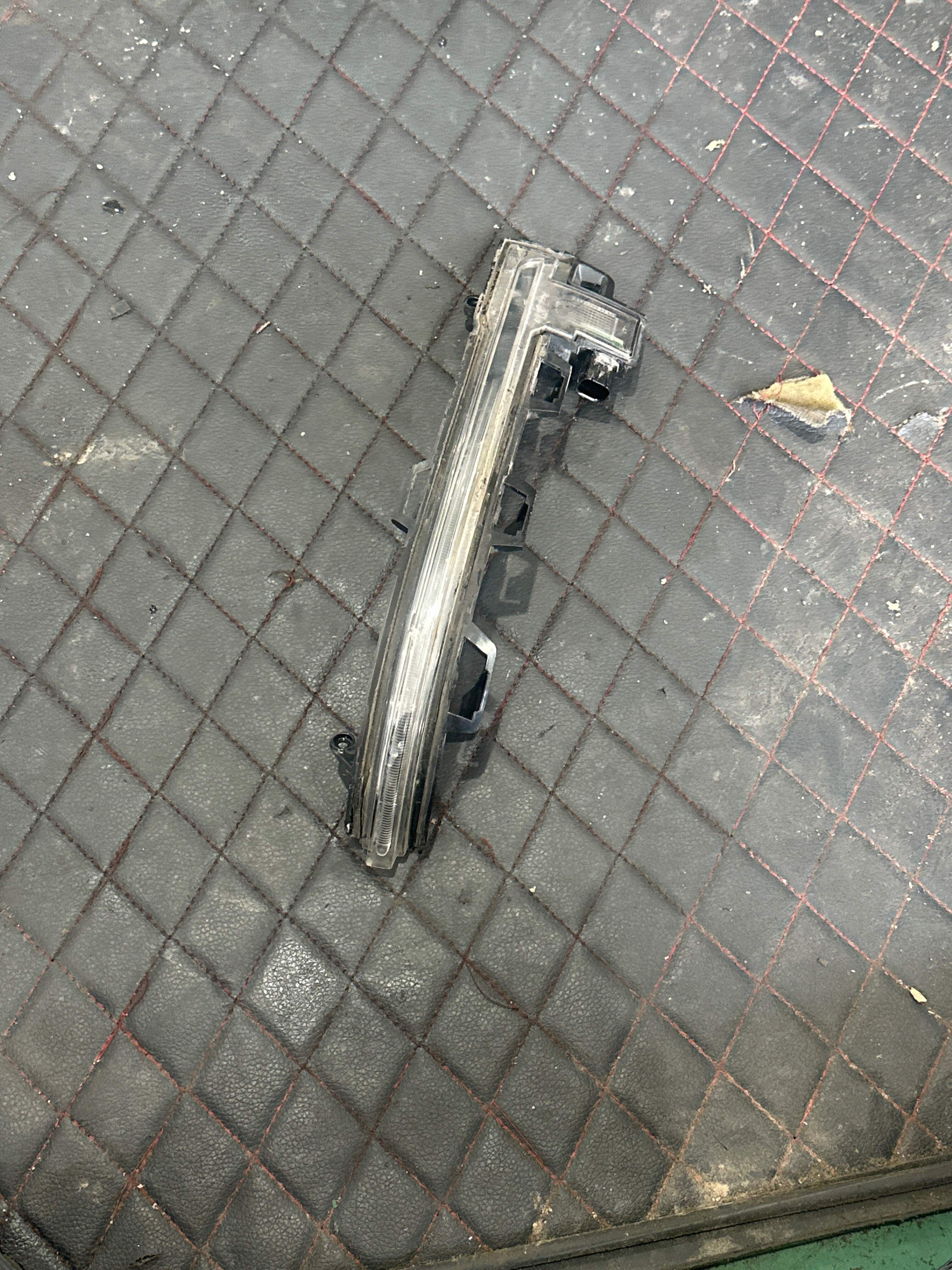 63137441439 倒车镜转向灯（左）