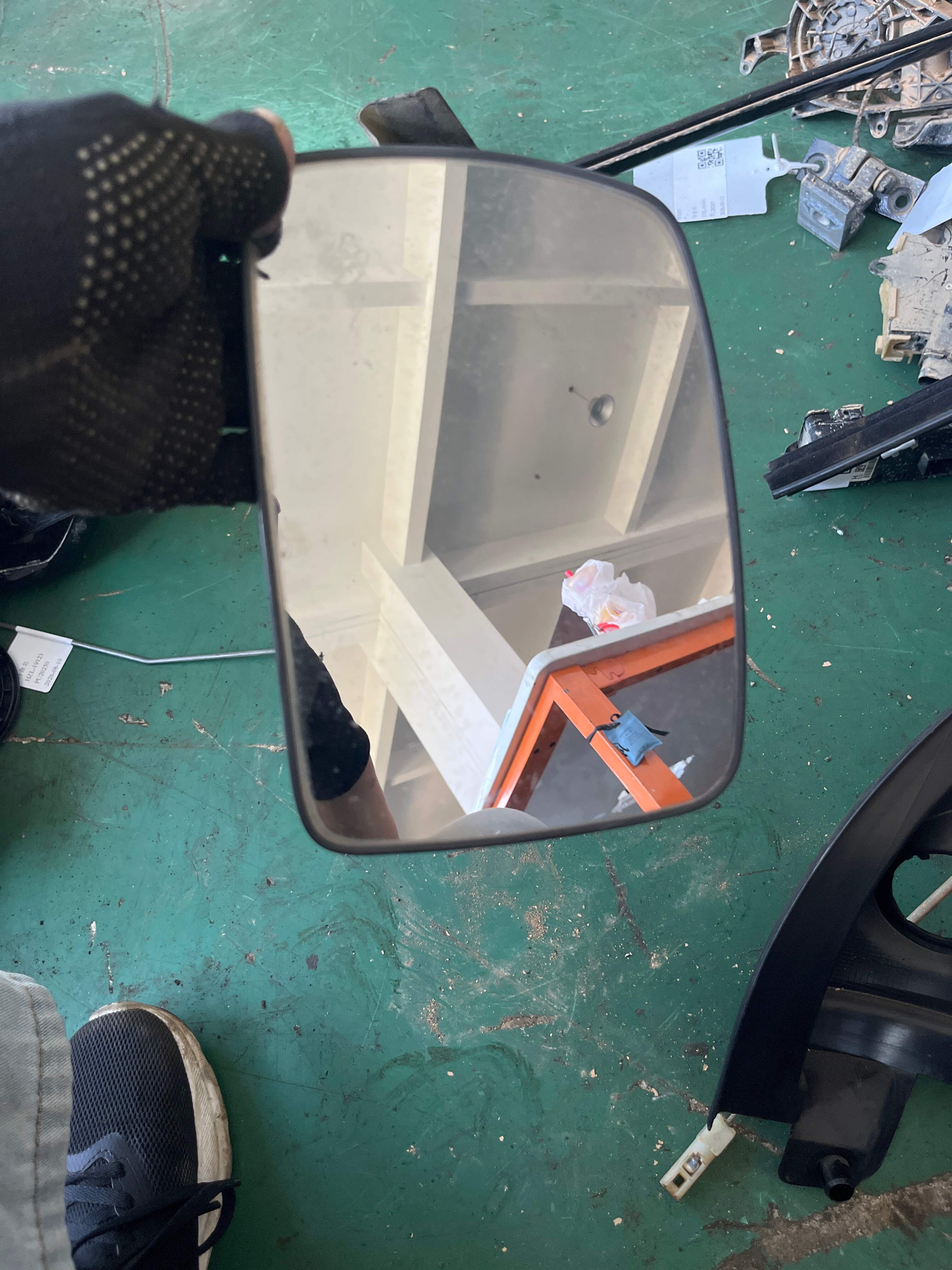 LR017070 Side Mirror Glass, Left