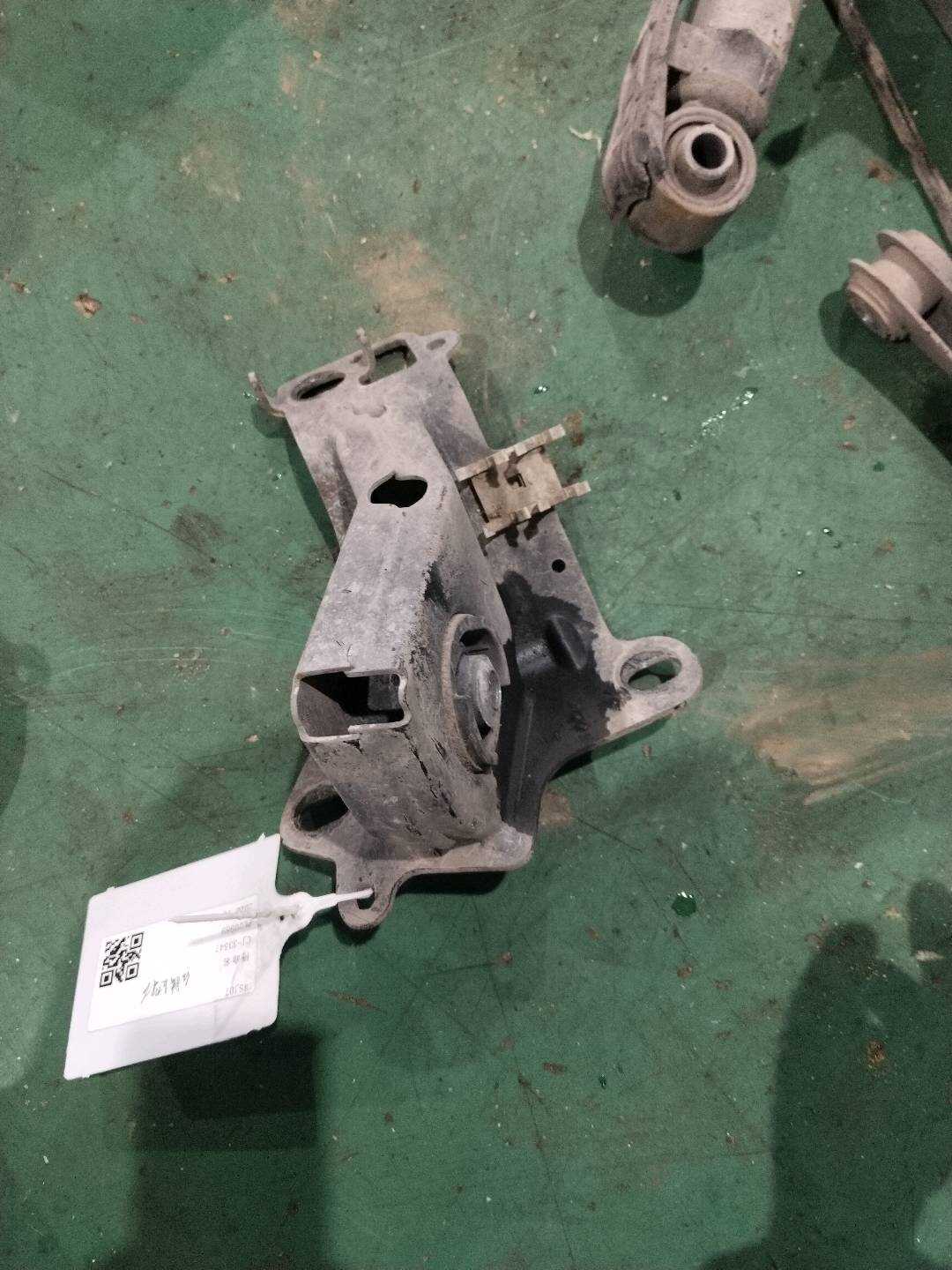 33309807100 Rear Axle Bracket, Right