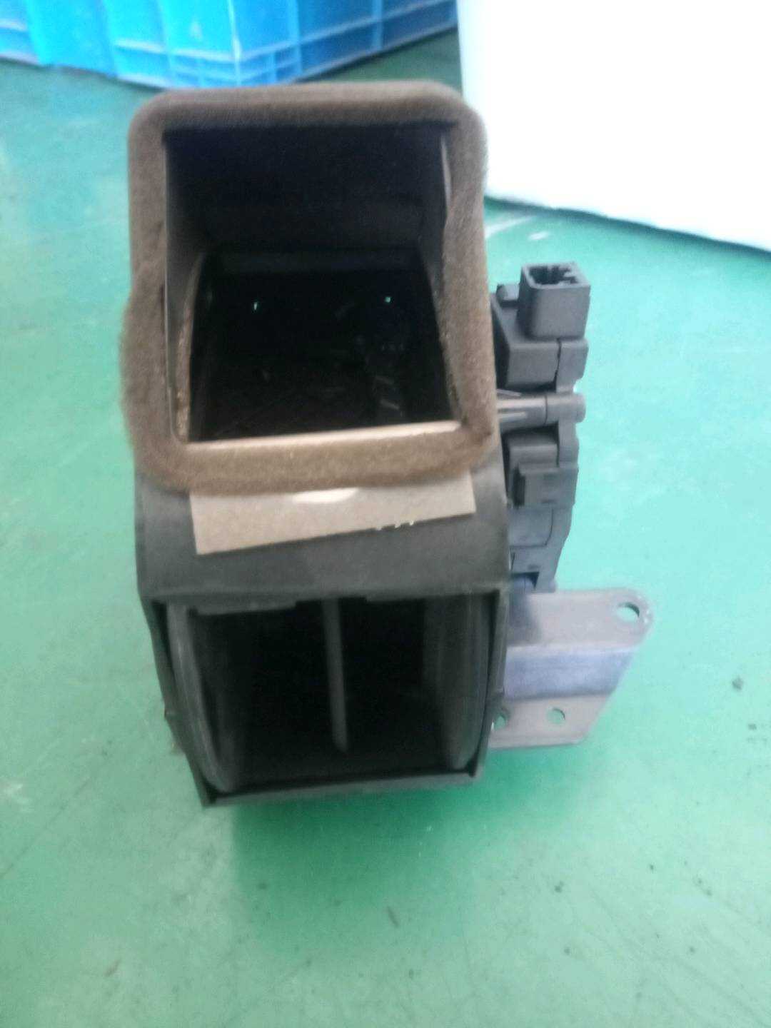 C2Z11441 Dashboard Center Vent, Right