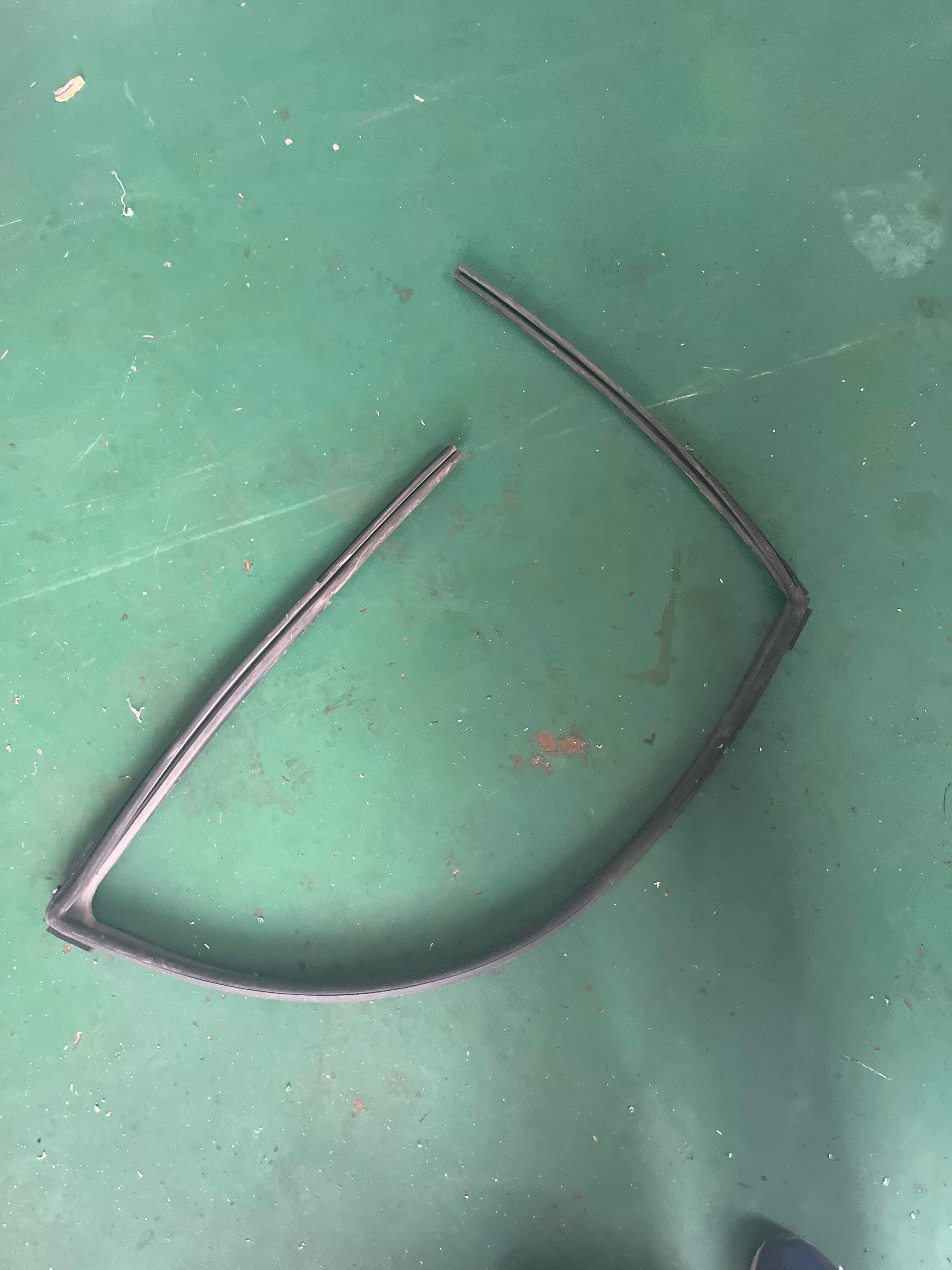 J526107111 左前车窗玻璃密封条
