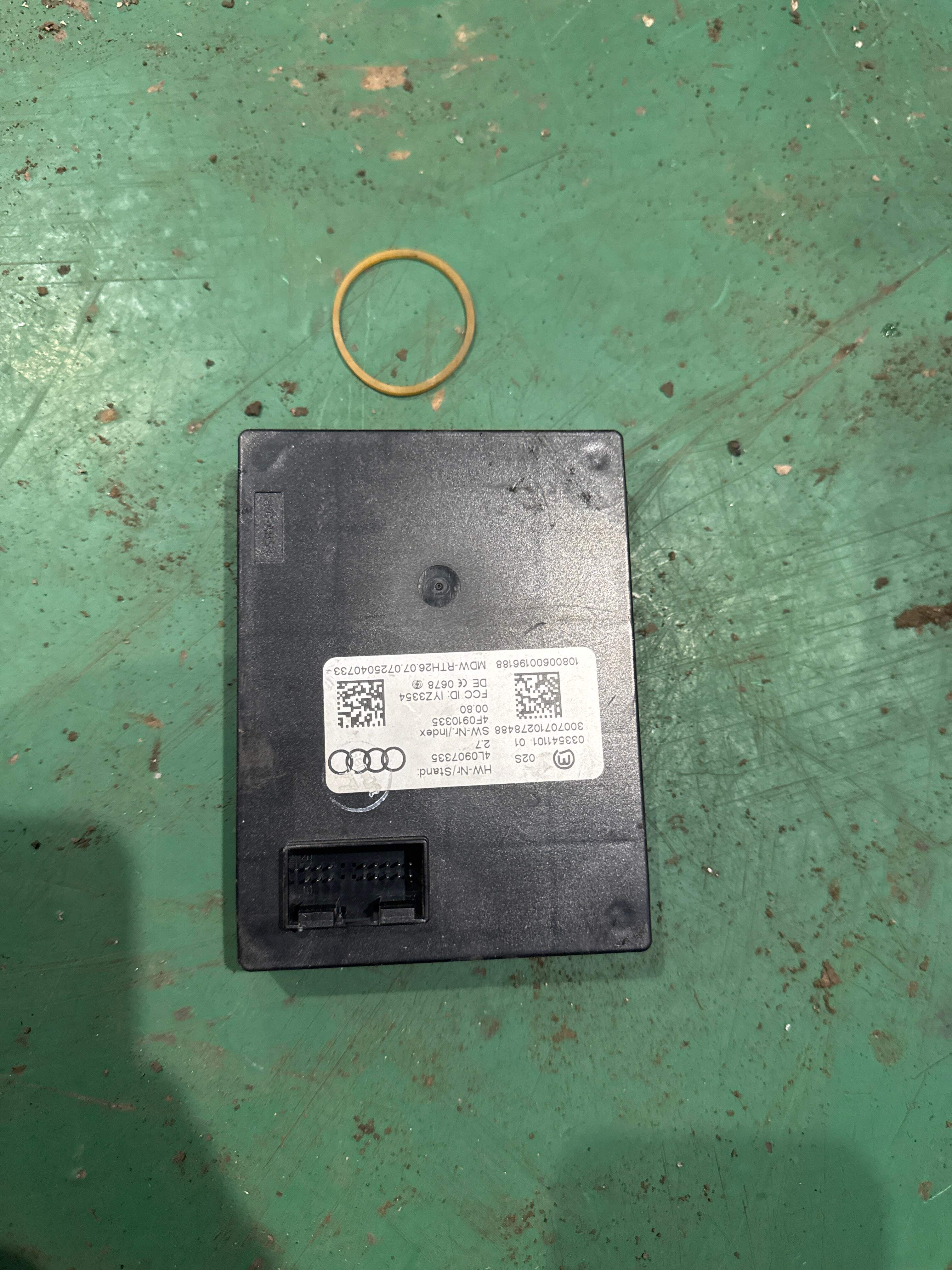 4L0907335 天线识读单元,用于无钥匙接近权限F >> 4L-8-150 000