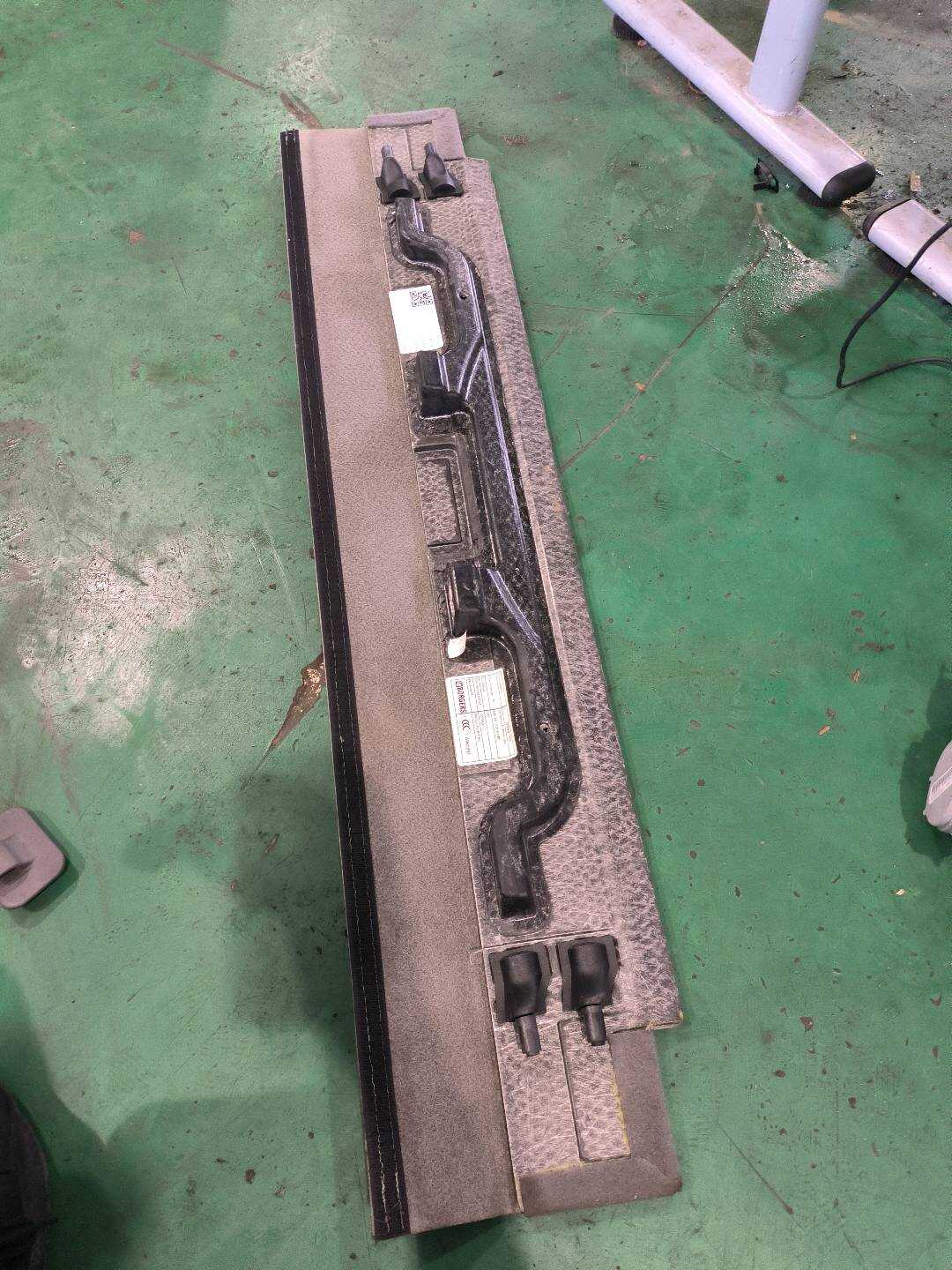 8R0861529B 行李箱地板