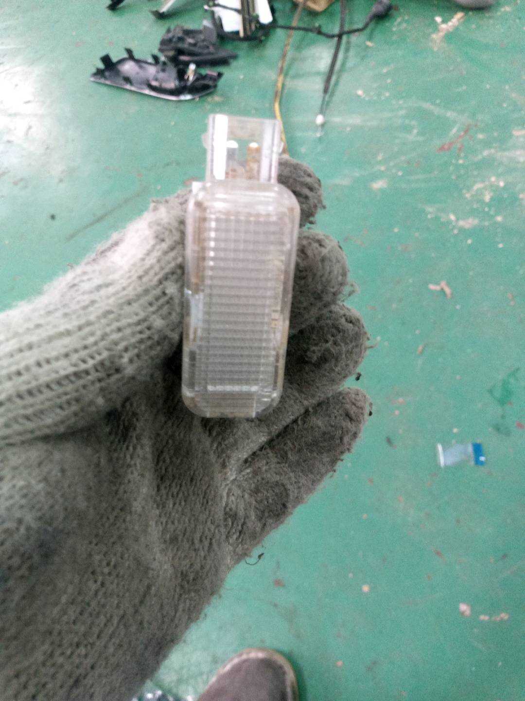 8D0947415 后门门控灯(左)
