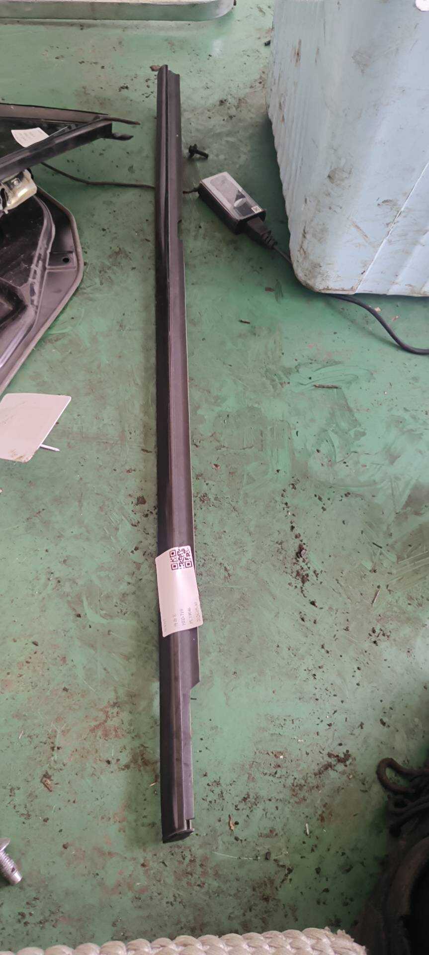A1646908080 Rear Door Window Molding (Right Outer)