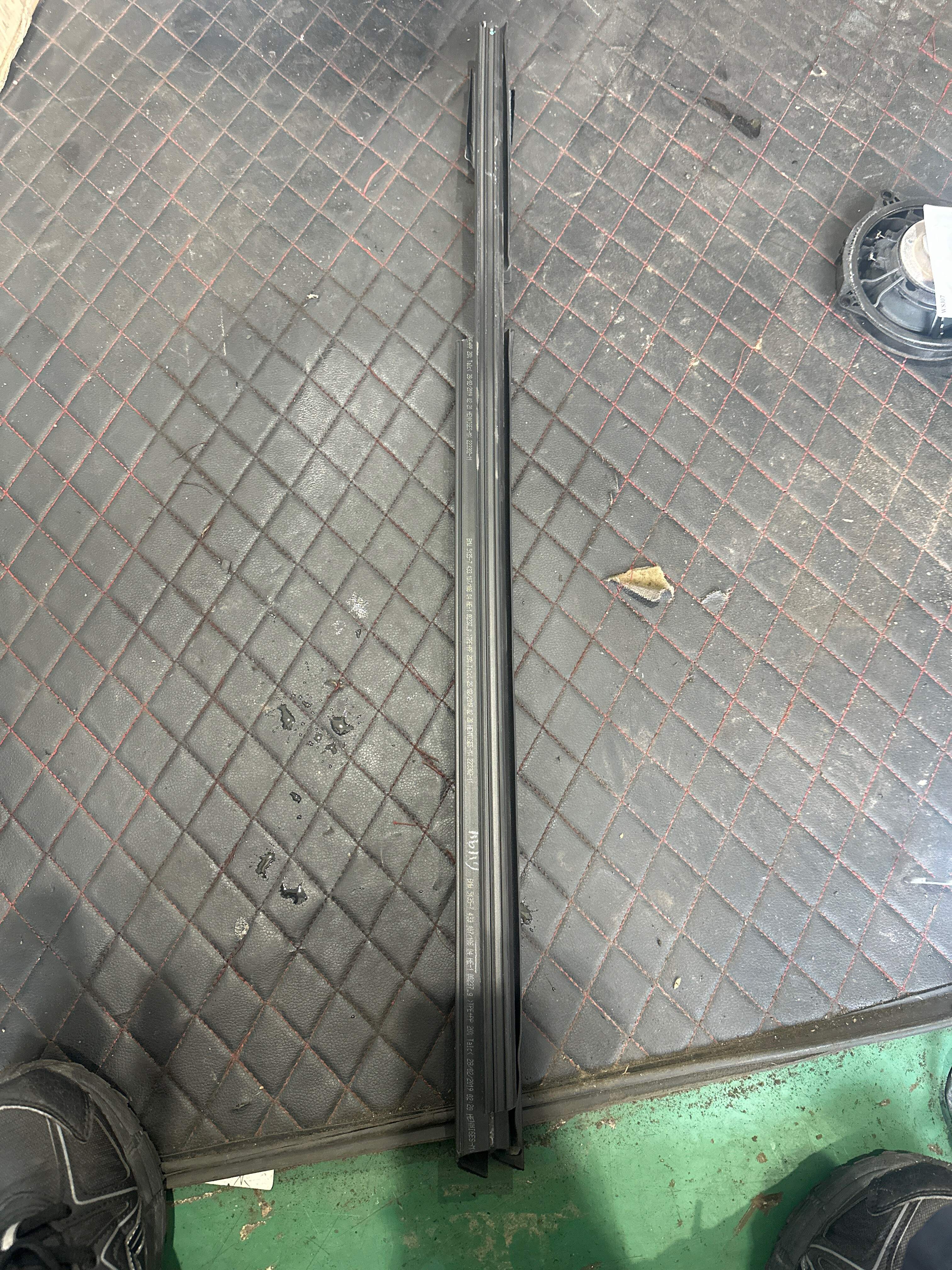 51357433107 后门玻璃压条（左外）