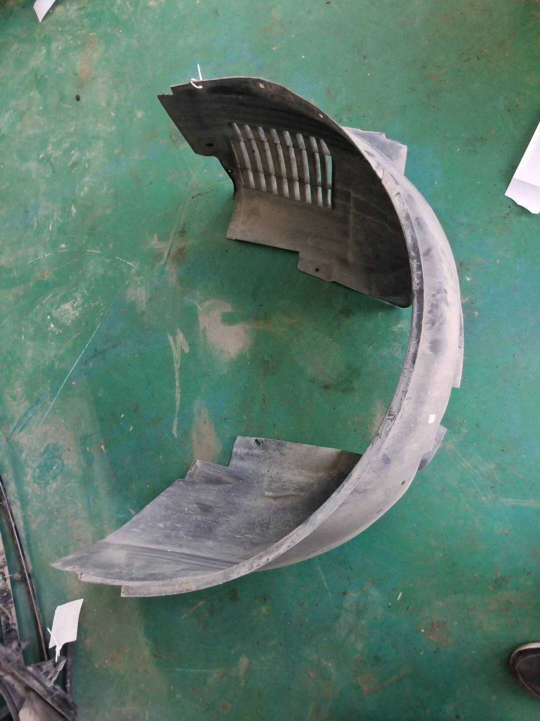 C2Z3479 前叶子板内衬（左）