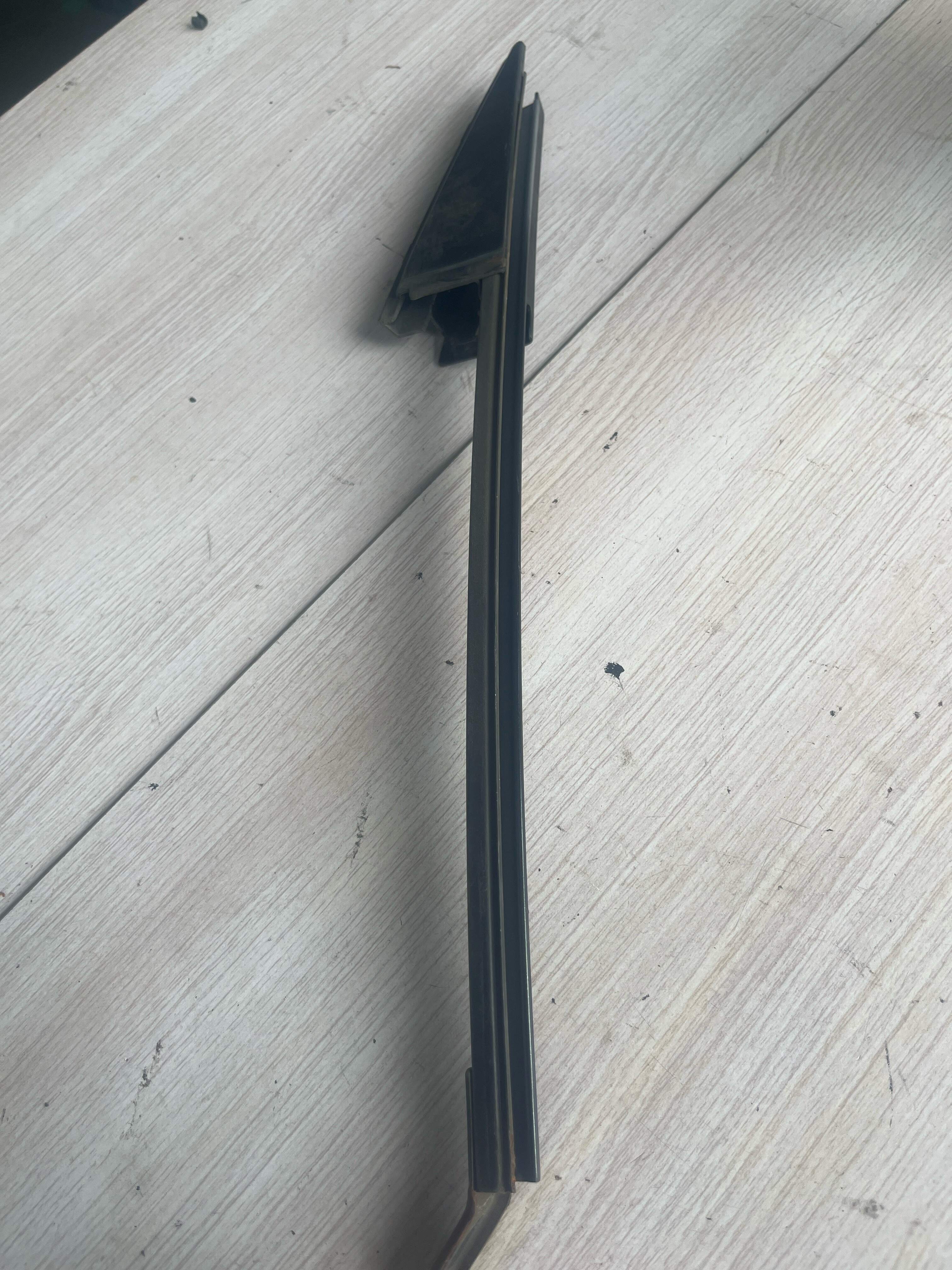 67407BZ060DY 后门玻璃导轨（右）