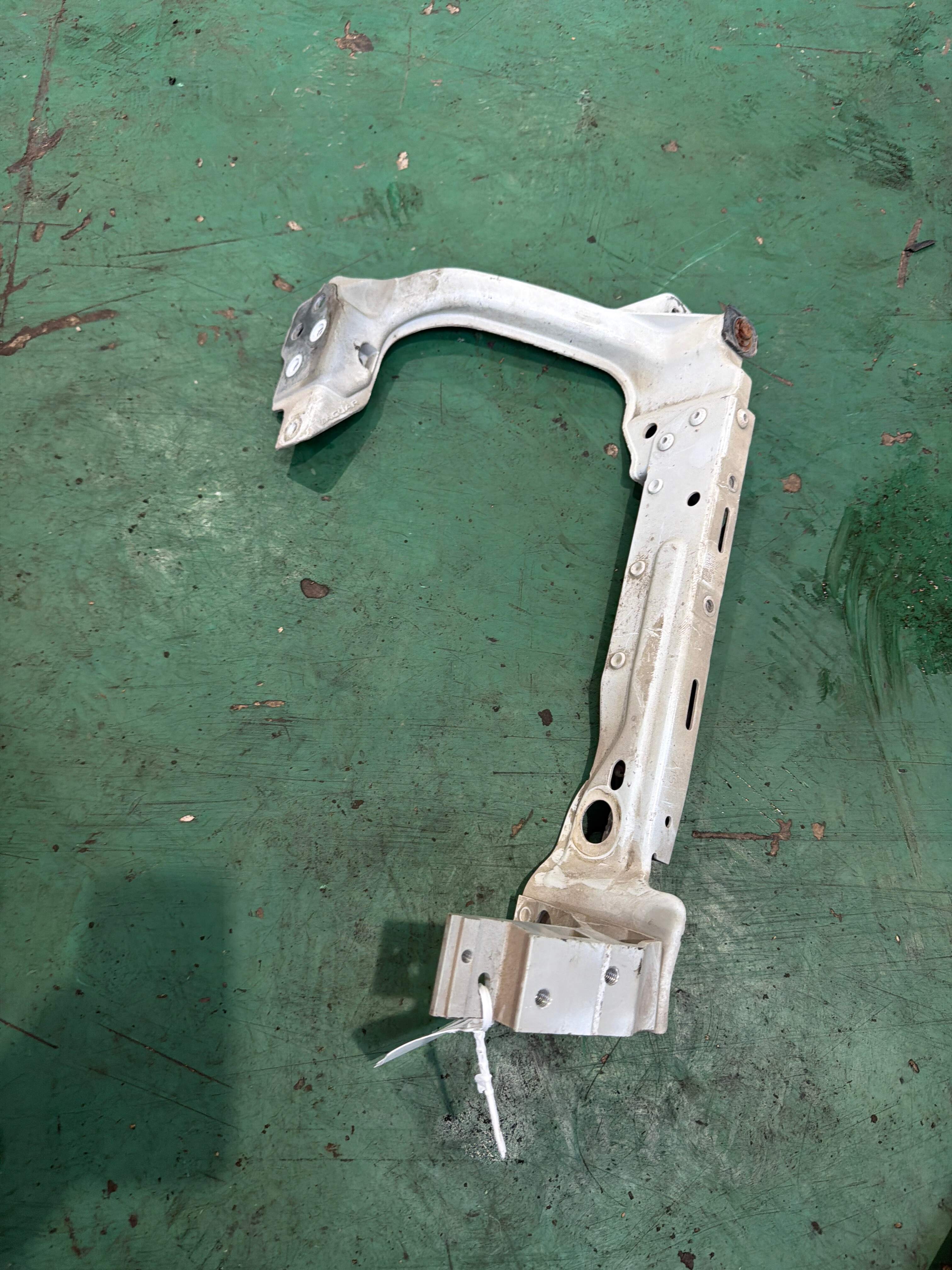T4N3262 Headlight Steel Mounting Bracket, Left