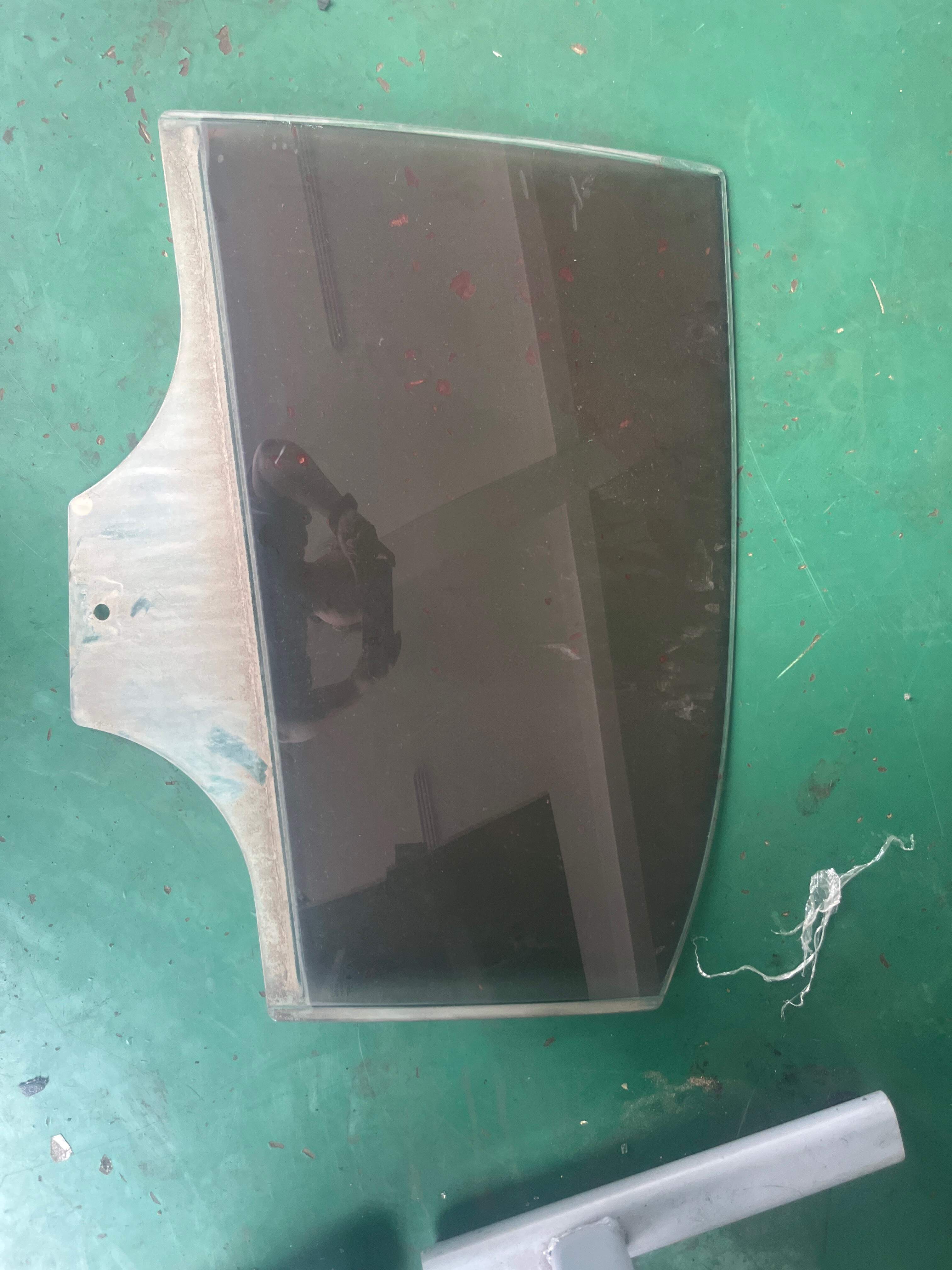 34D845025 后门玻璃(左)
