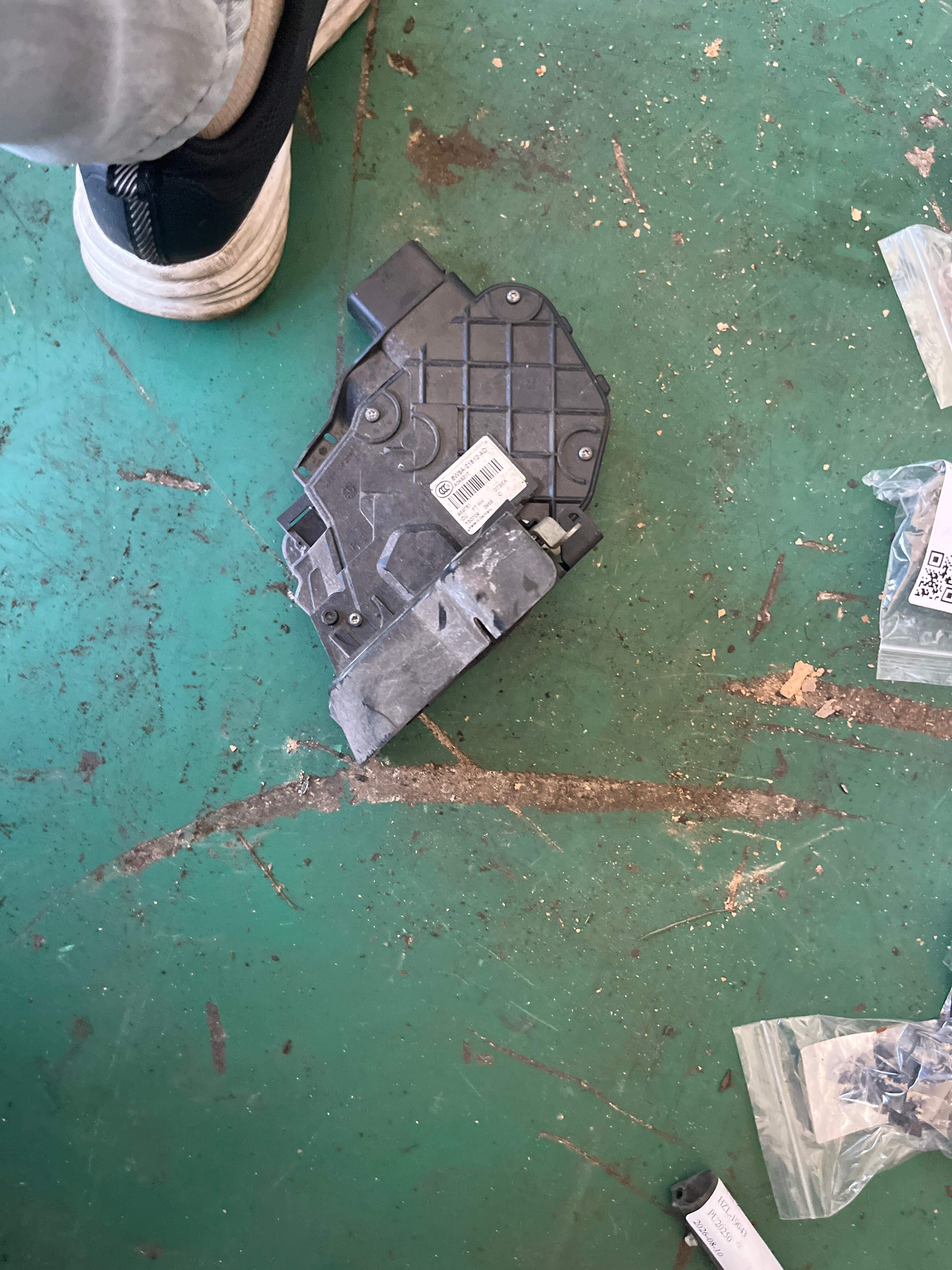 LR011275 Front Door Lock Mechanism, Right