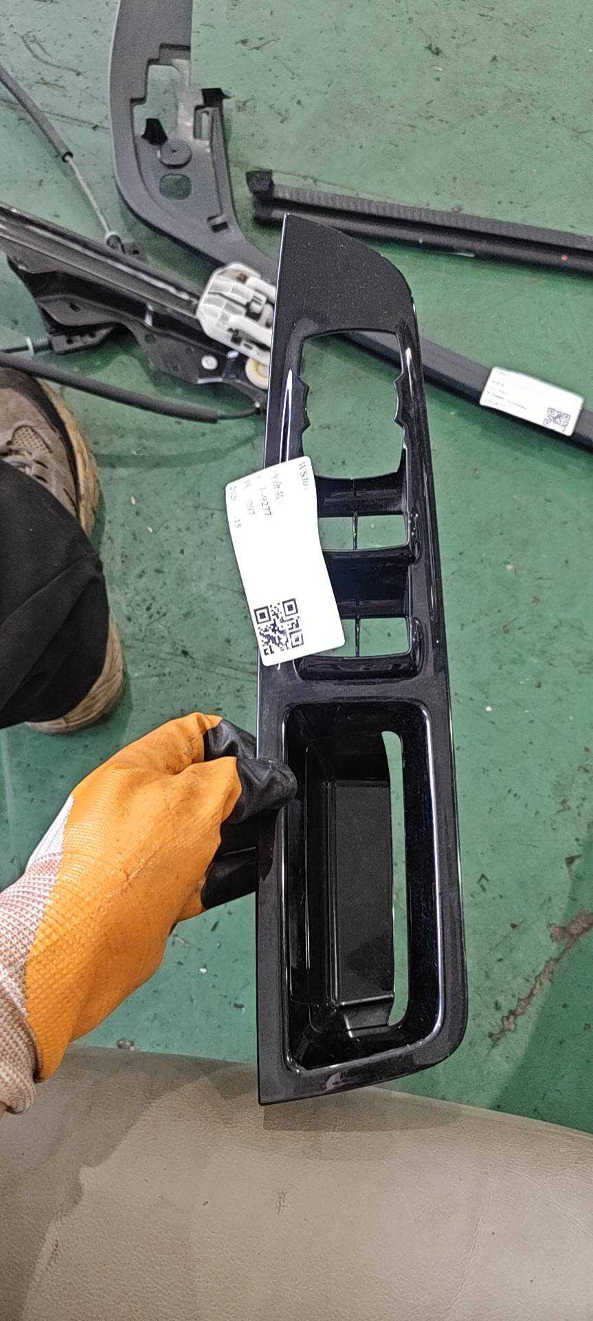 FK7B14A563AF3UAW 前门玻璃升降开关装饰板(左)