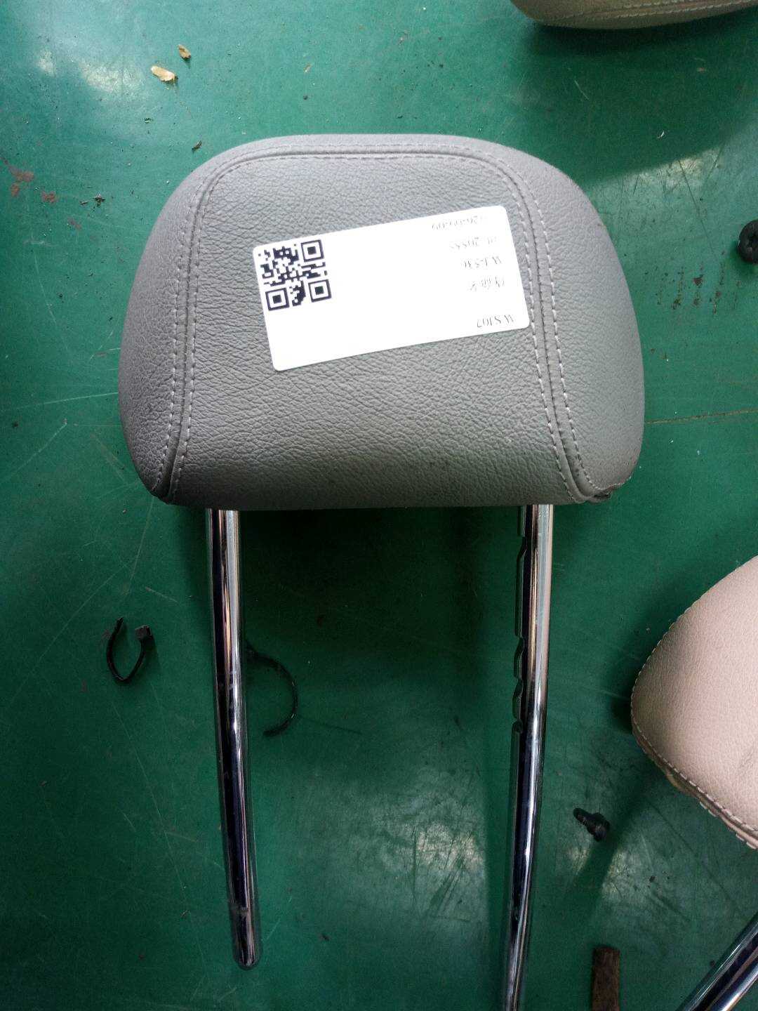 A20497018507K52 后座椅头枕（右）