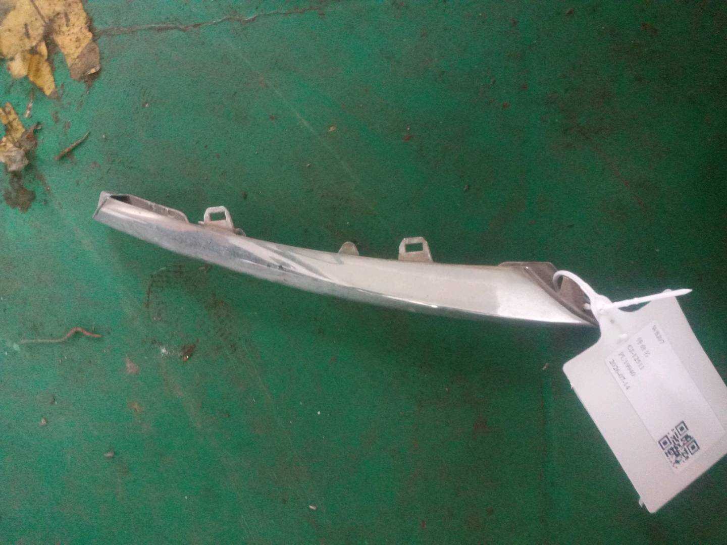 C2D3570 Front Fog Light Bezel Molding, Right