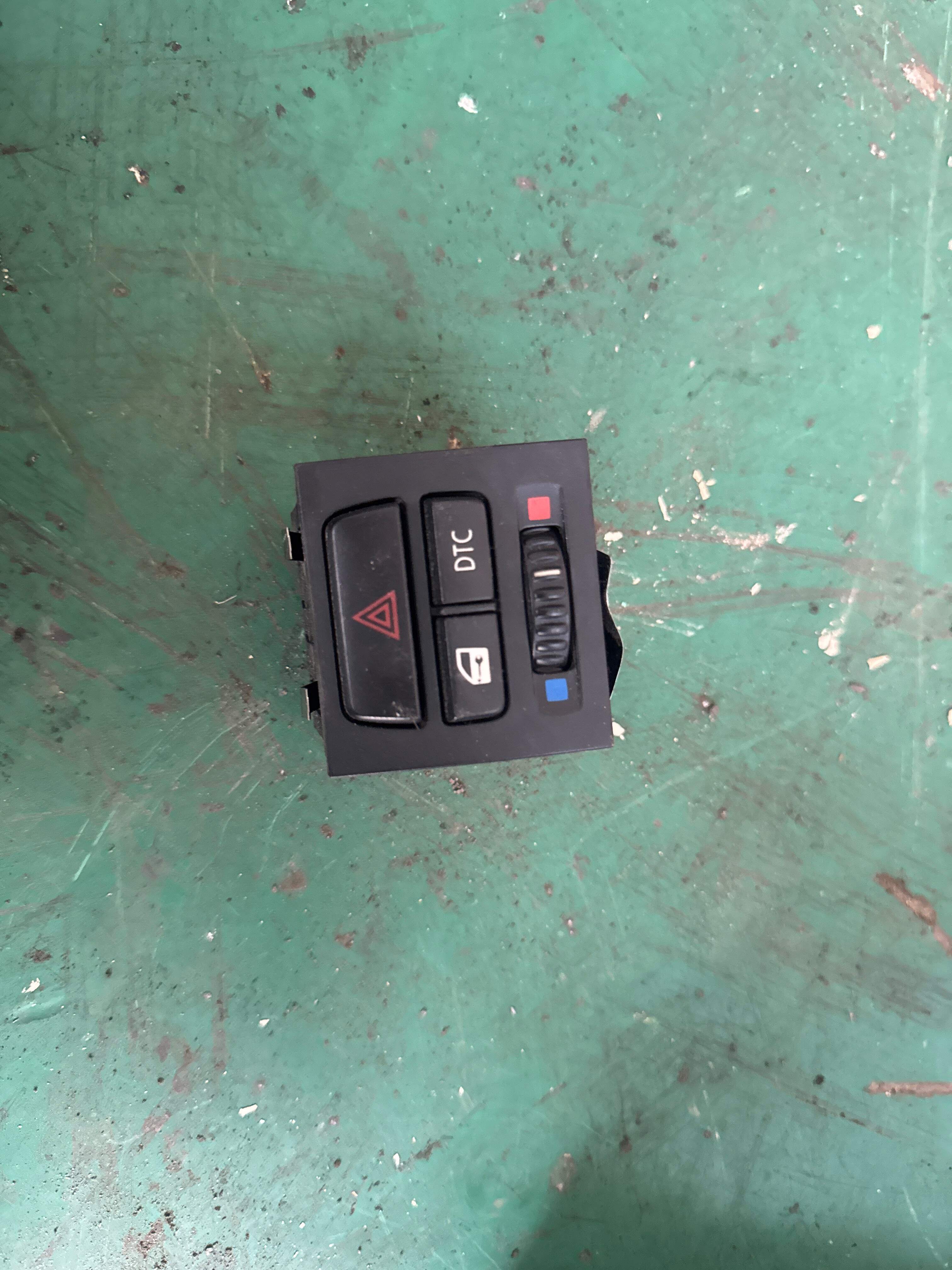 61316945652 中控锁开关 / 警示闪烁功能 / DTC