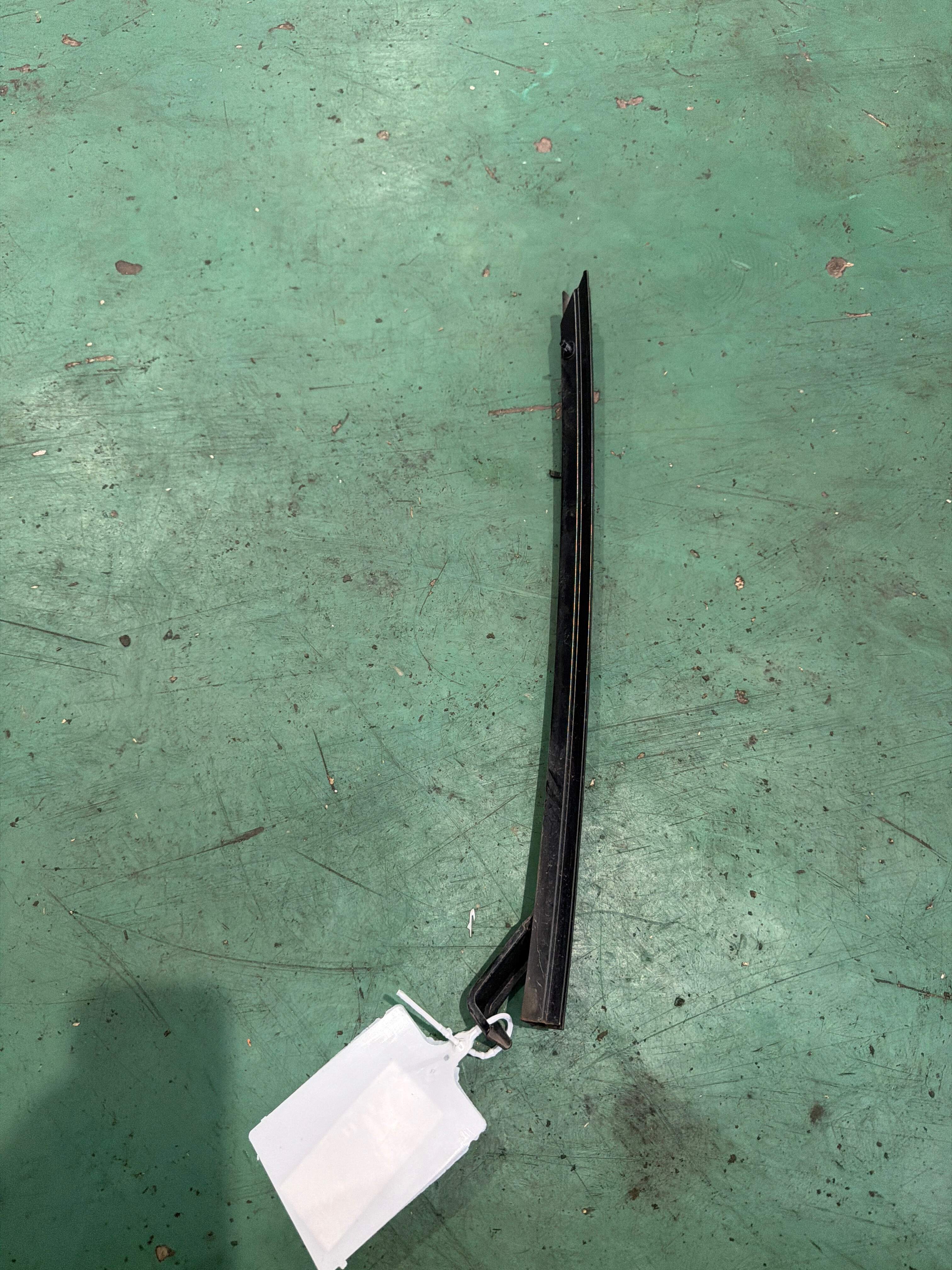 822171CA0A 后门玻璃导轨(左后)