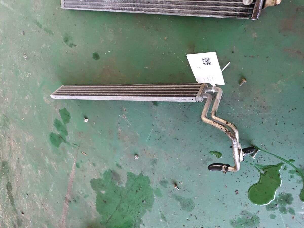 7L8422885 转向散热器