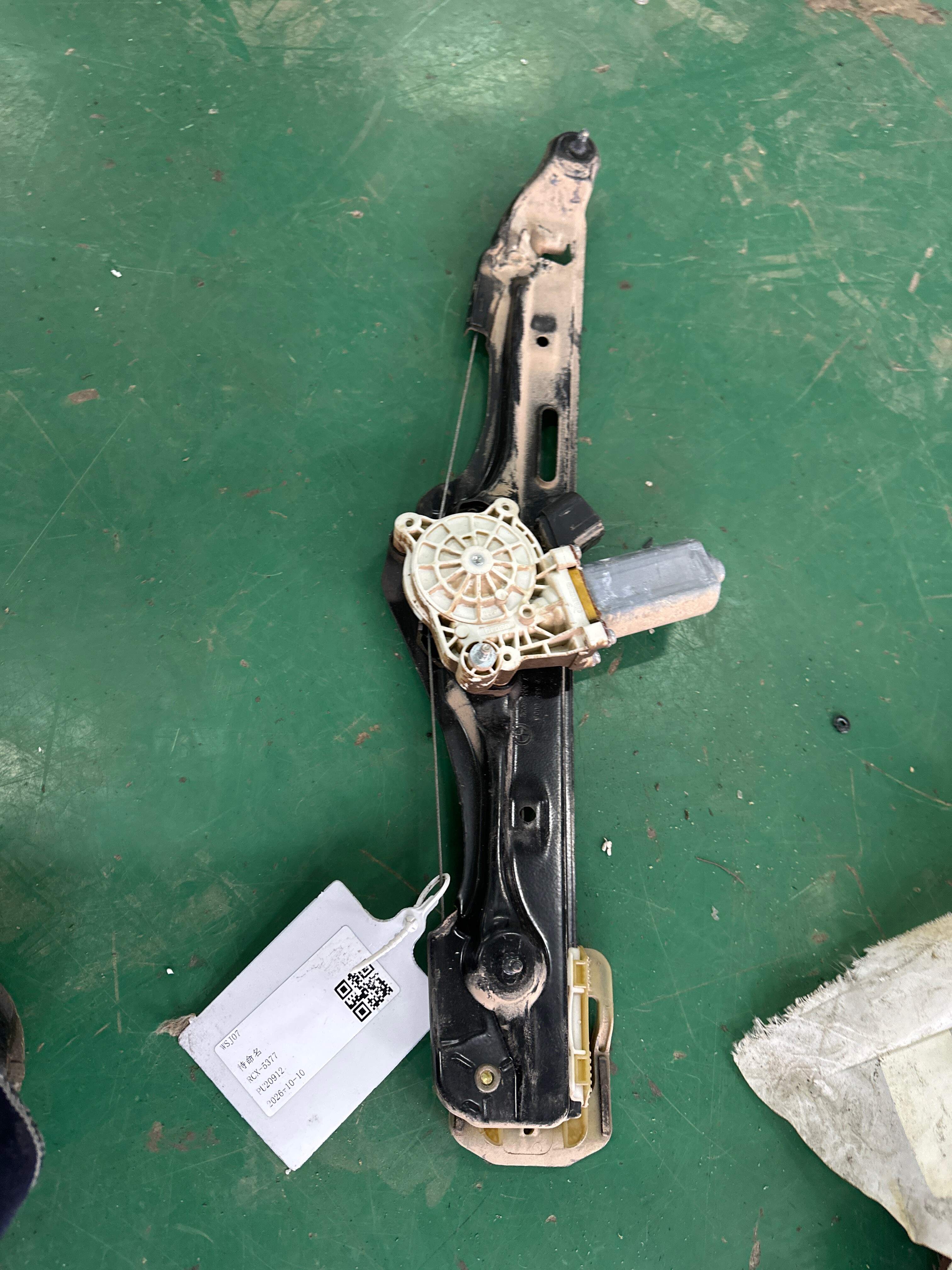 51357335602 后门玻璃升降支架(右)