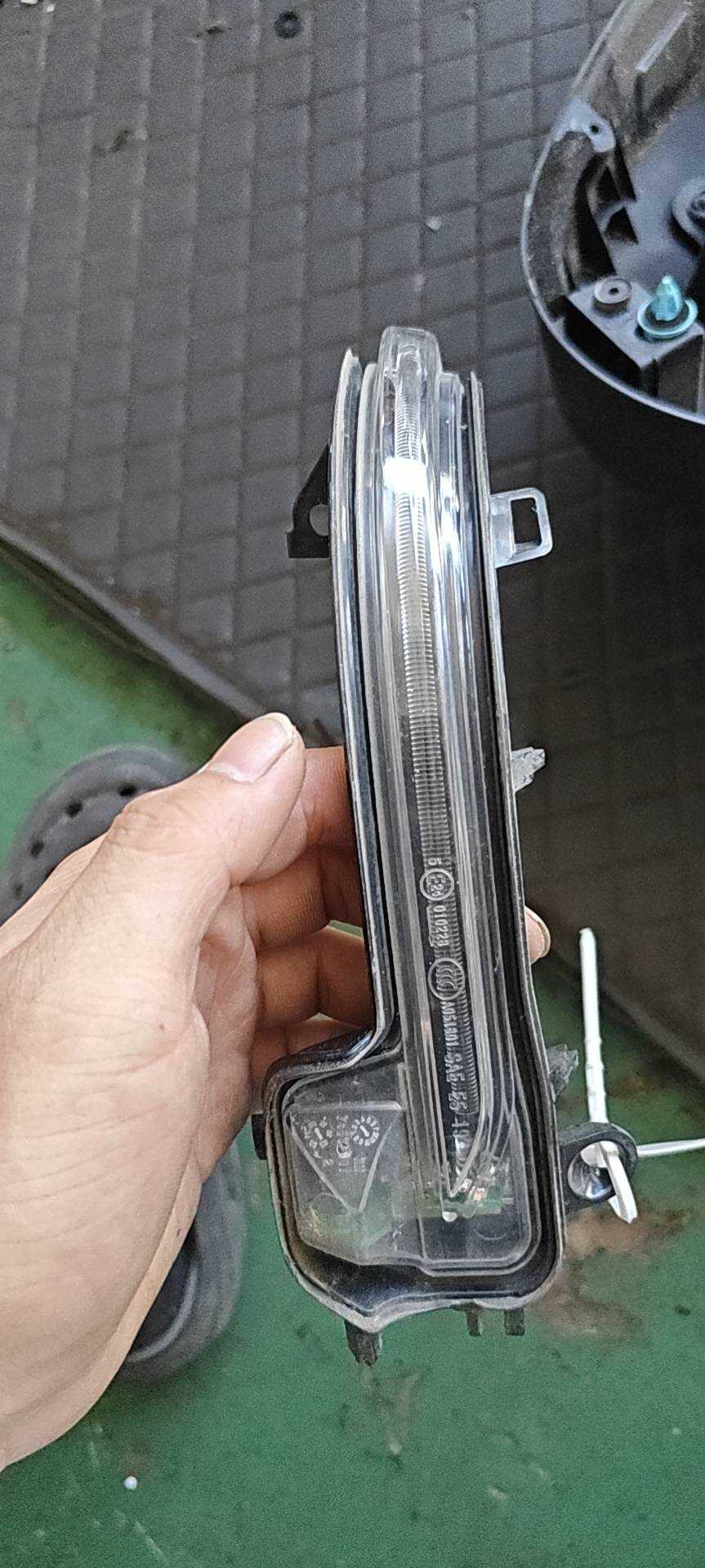 51169879128 倒车镜转向灯(右)